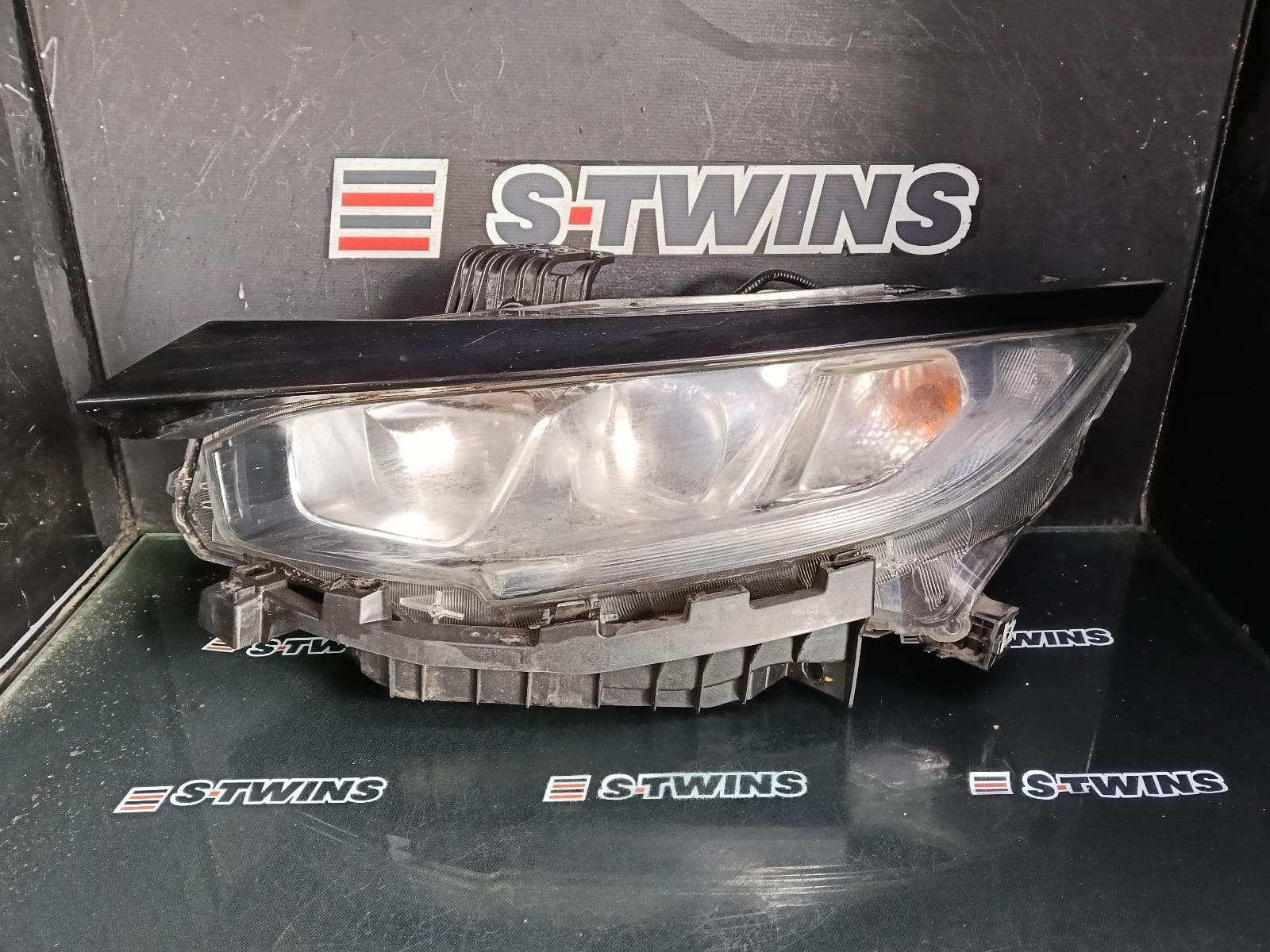 Used auto part listing image: 2017 HONDA CIVIC LEFT HEADLAMP 10TH GEN, HATCH/SEDAN, HALOGEN TYPE, 05/16-08/21