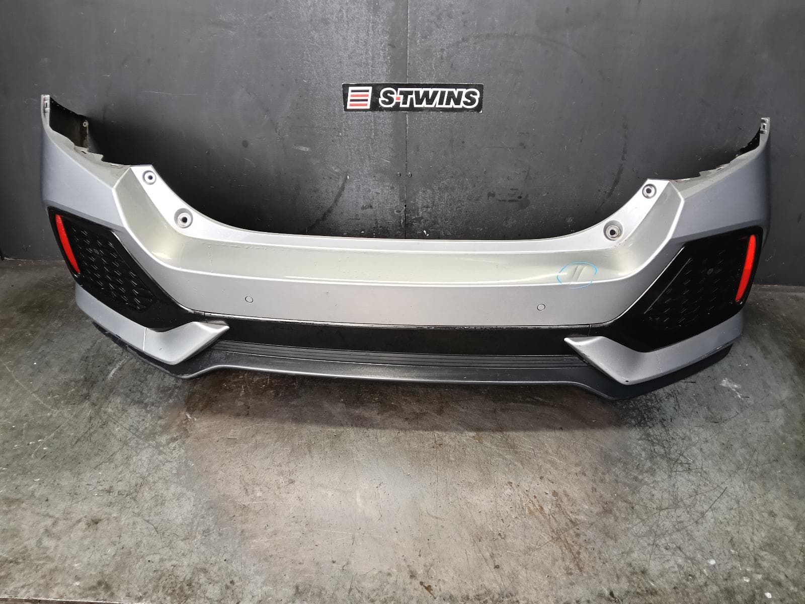 Used auto part listing image: 2017 HONDA CIVIC REAR BUMPER 10TH GEN, BUMPER BAR, W/ PARK SENSOR TYPE, HATCH, VTi-S/VTi-L/RS/VTi-LX, 02/17-08/21