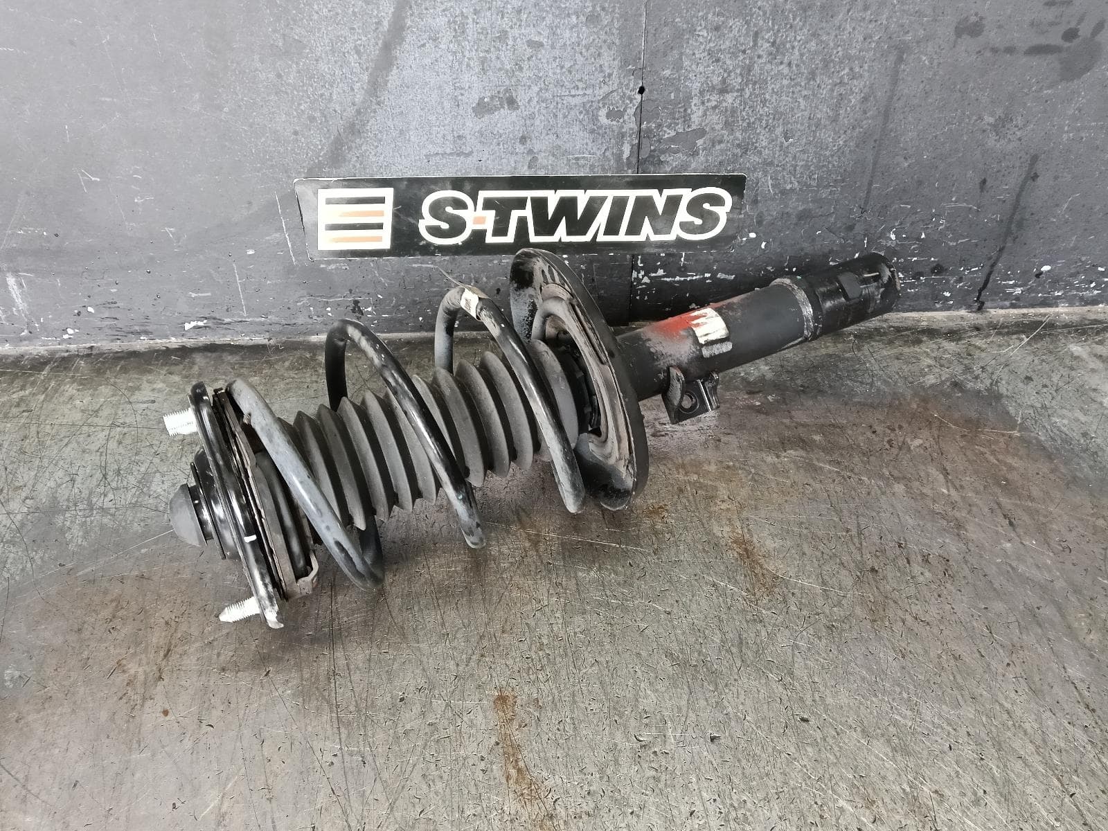 Used auto part listing image: 2017 HONDA CIVIC LEFT FRONT STRUT 10TH GEN, 05/16-08/21