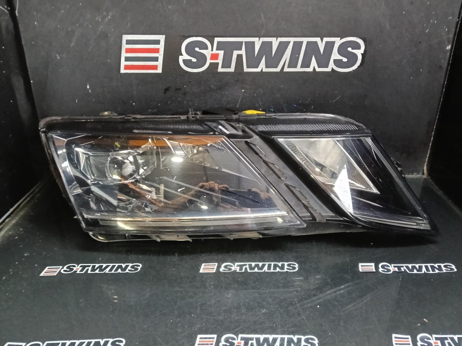 Used auto part listing image: 2017 SKODA OCTAVIA RIGHT HEADLAMP NE, LED TYPE, 03/17-09/20