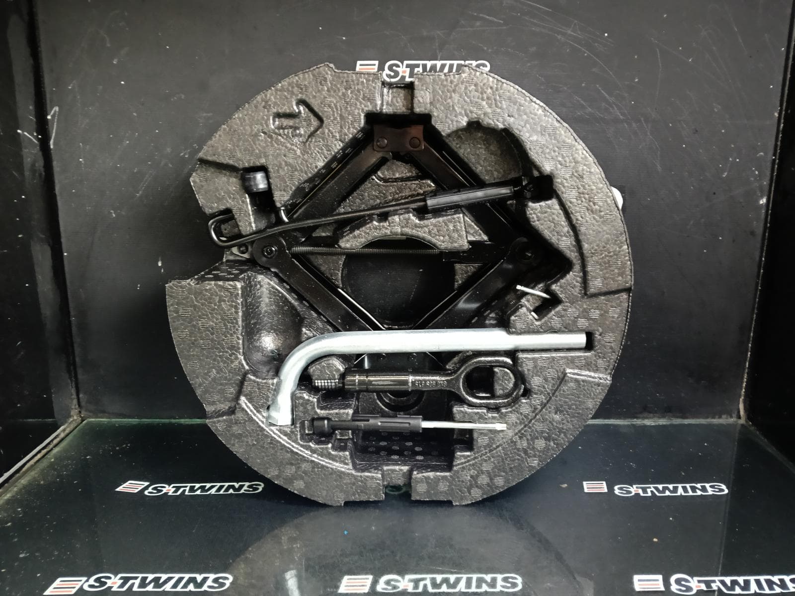 Used auto part listing image: 2017 SKODA OCTAVIA JACK TOOL KIT NE, 09/13-09/20