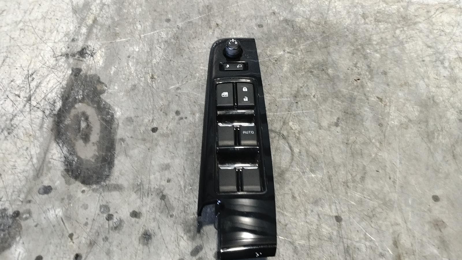 Used auto part listing image: 2021 ISUZU DMAX PWR DR WIND SWITCH RH FRONT (MASTER SWITCH), 4 DOOR, W/ FOLD BUTTON TYPE, RG, 07/20- 0000421483