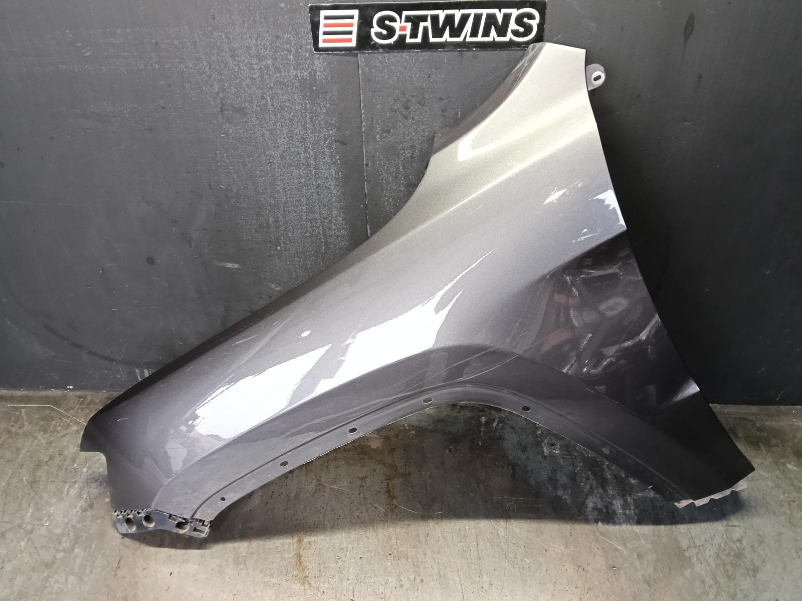 Used auto part listing image: 2016 JEEP GRANDCHEROKEE LEFT GUARD WK, NON PAINTED FLARE, 04/13-02/22 0000429862