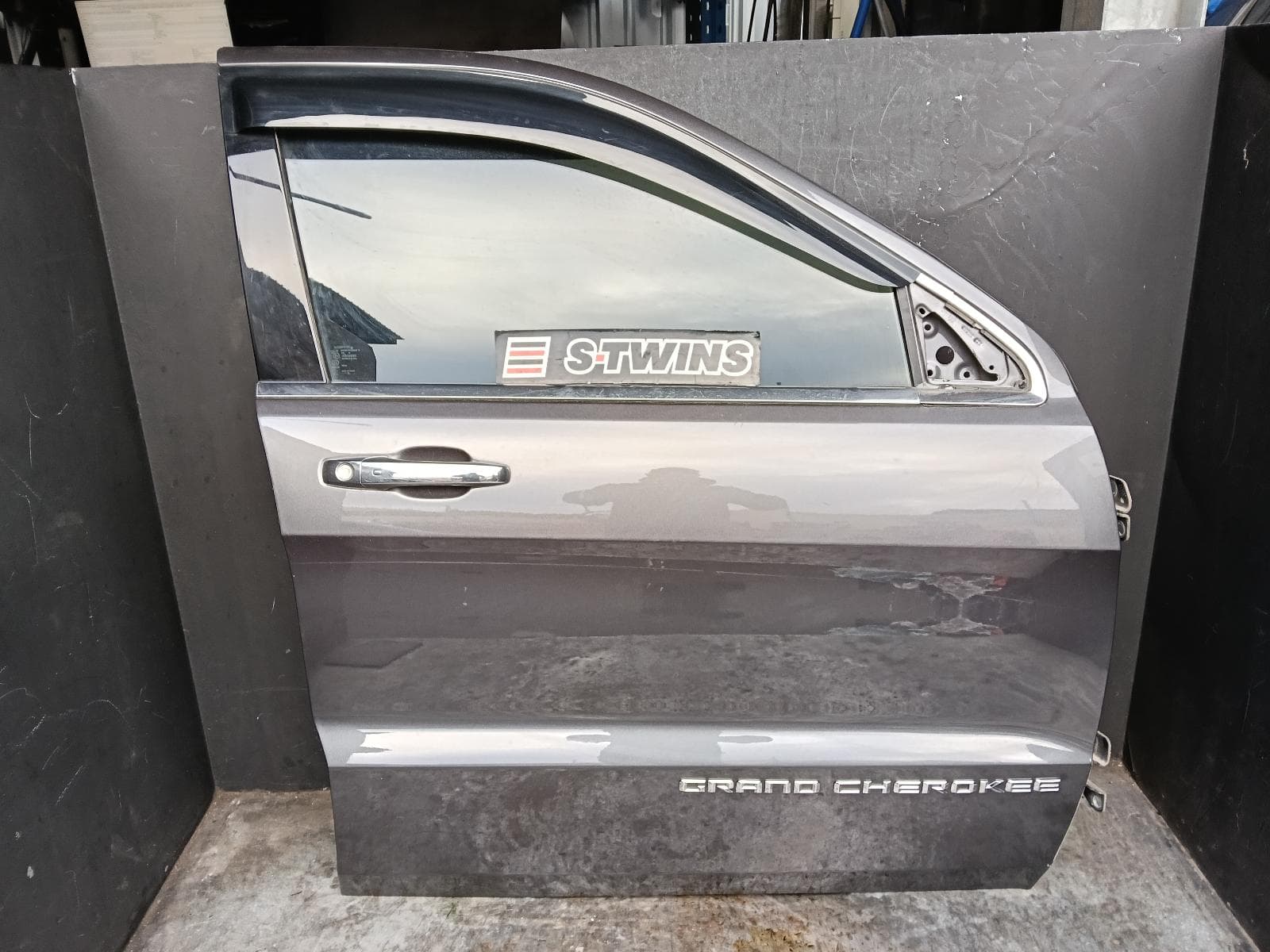 Used auto part listing image: 2016 JEEP GRANDCHEROKEE RIGHT FRONT DOOR WK, NON MOULD TYPE, 10/10-02/22 0000429865