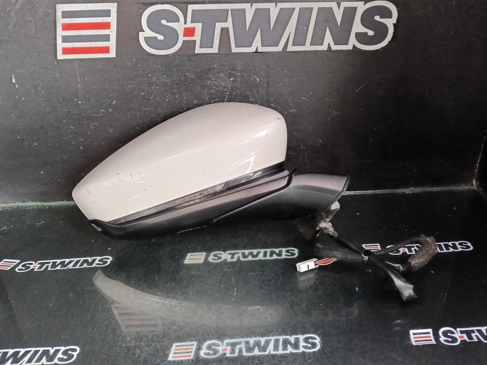 Used auto part listing image: 2023 MAZDA CX30 RIGHT DOOR MIRROR DM, NON MEMORY, NON HEATED, NON AUTO DIM, NON CAMERA TYPE, COLOUR CODED, 10/19- 0000425110