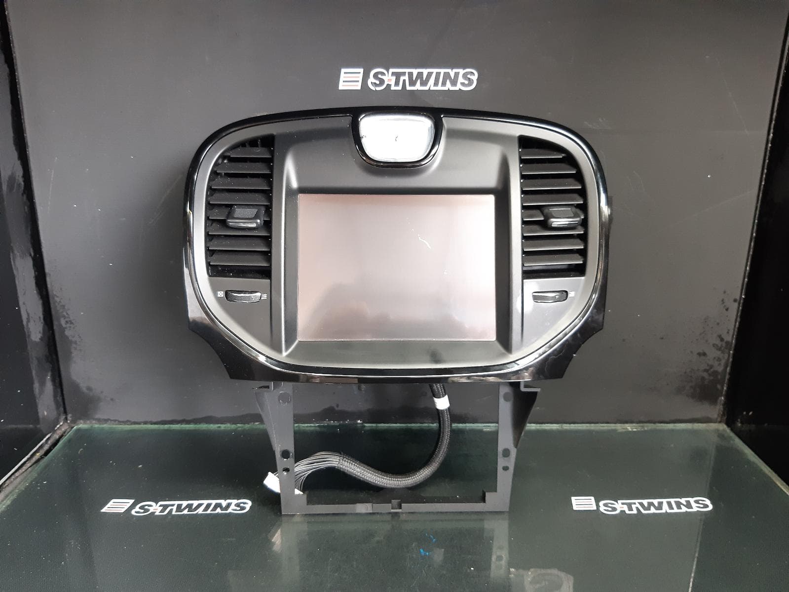 Used auto part listing image: 2012 CHRYSLER 300C SAT NAV HEAD UNIT, SRT/S TYPE, LX2, 12/11-12/14 0000326556