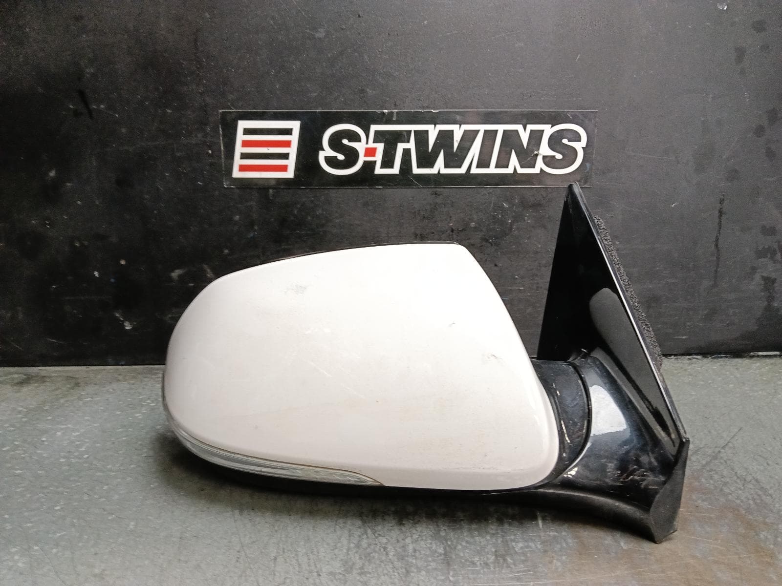 Used auto part listing image: 2017 HYUNDAI SANTA FE RIGHT DOOR MIRROR DM, ACTIVE, MANUAL FOLD, NON HEATED, 06/15-02/18 0000429995