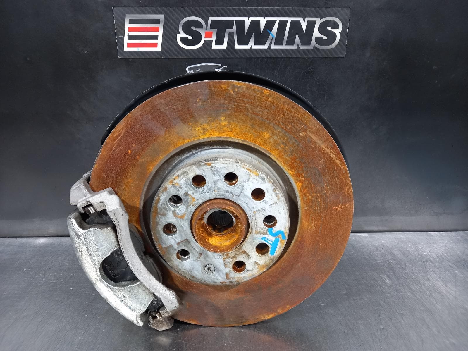 Used auto part listing image: 2017 AUDI A3 LEFT FRONT HUB ASSEMBLY 8V, 1.8/2.0, PETROL, 05/13-10/20 0000241978