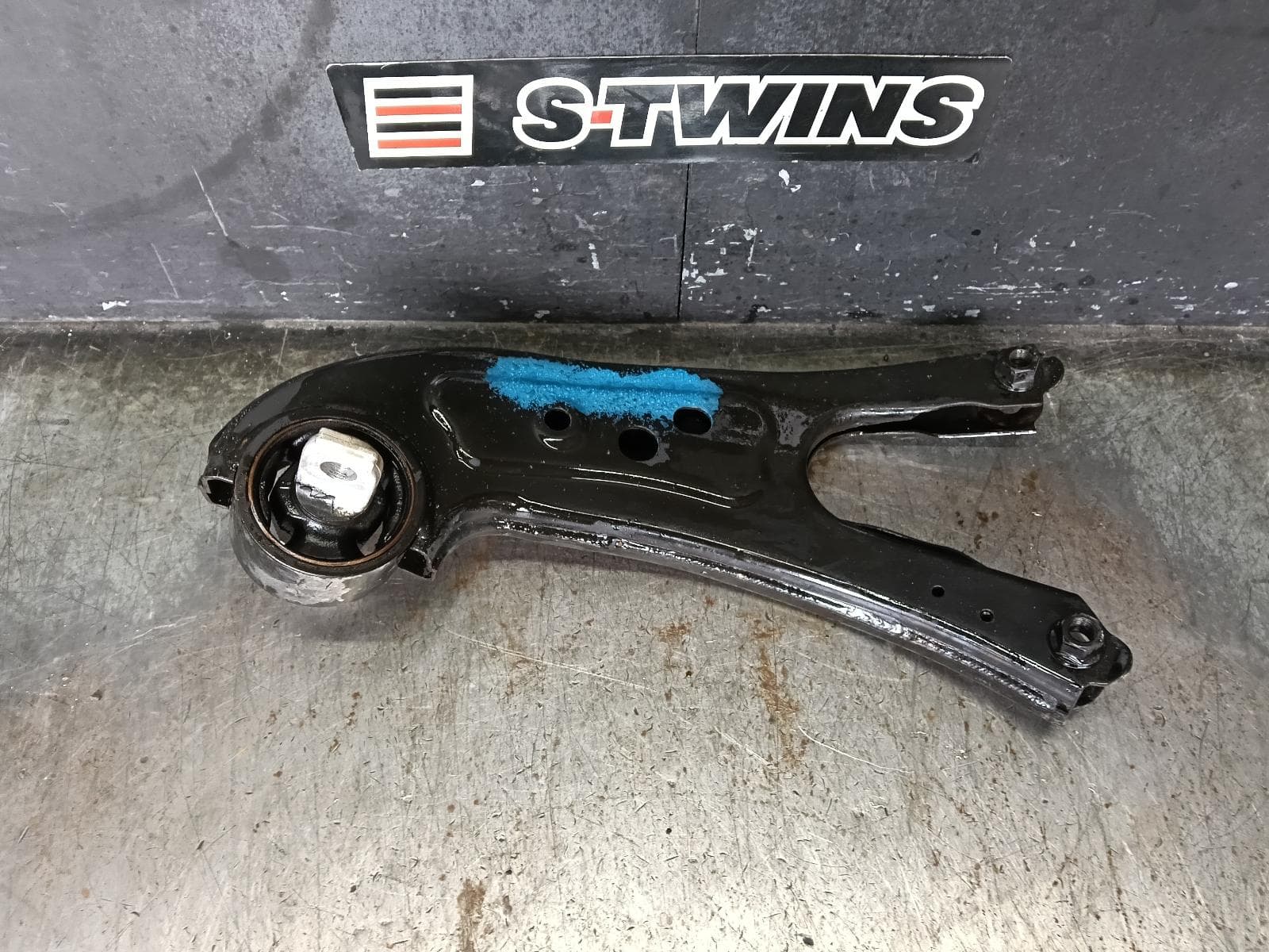 Used auto part listing image: 2018 TOYOTA KLUGER RIGHT REAR TRAILING ARM TRAILING ARM, GSU50/GSU55, 12/13-02/21 0000430092