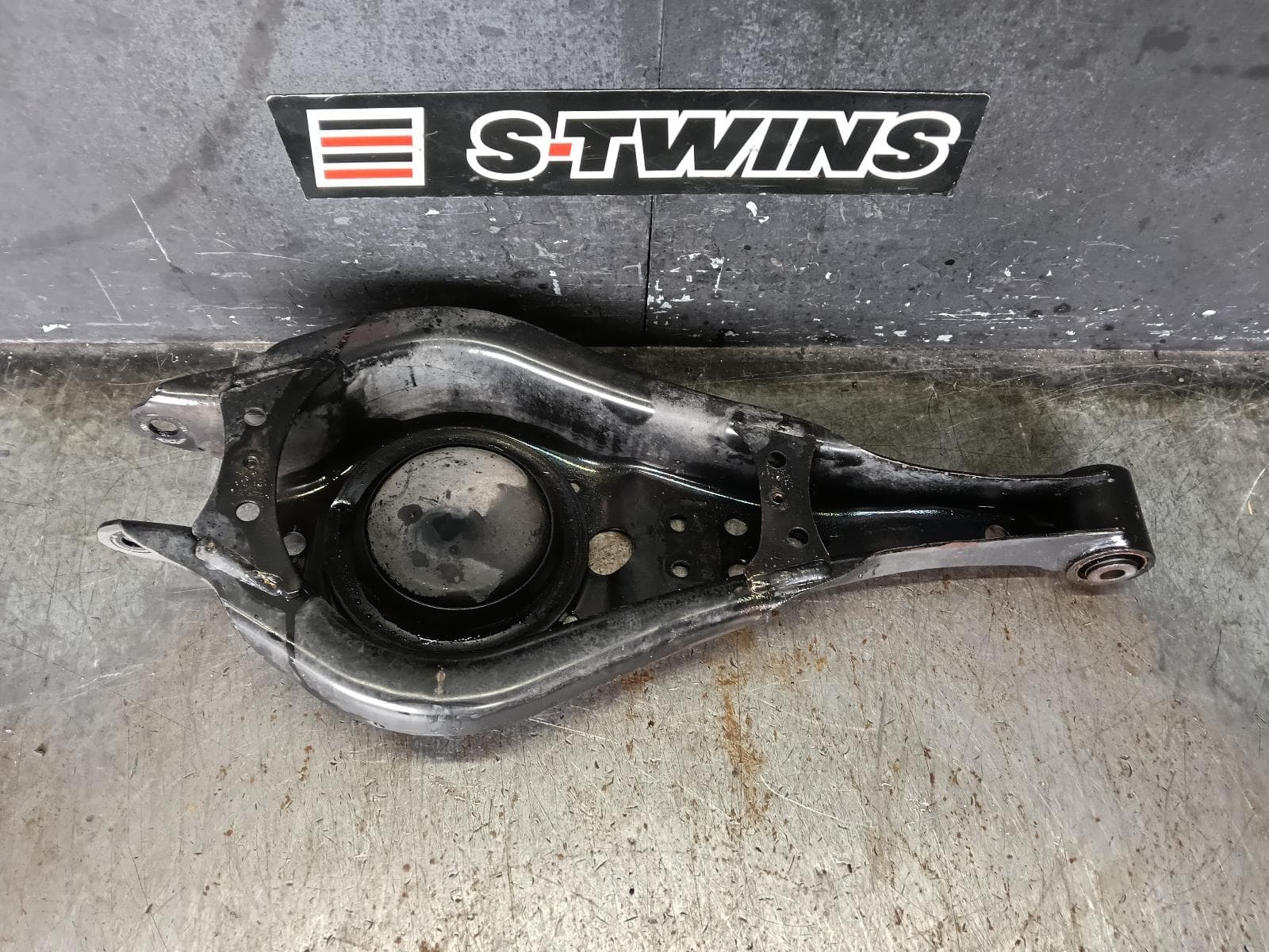 Used auto part listing image: 2018 TOYOTA KLUGER RIGHT REAR TRAILING ARM LOWER CONTROL ARM-MAIN, GSU50/GSU55, 12/13-02/21 0000430091