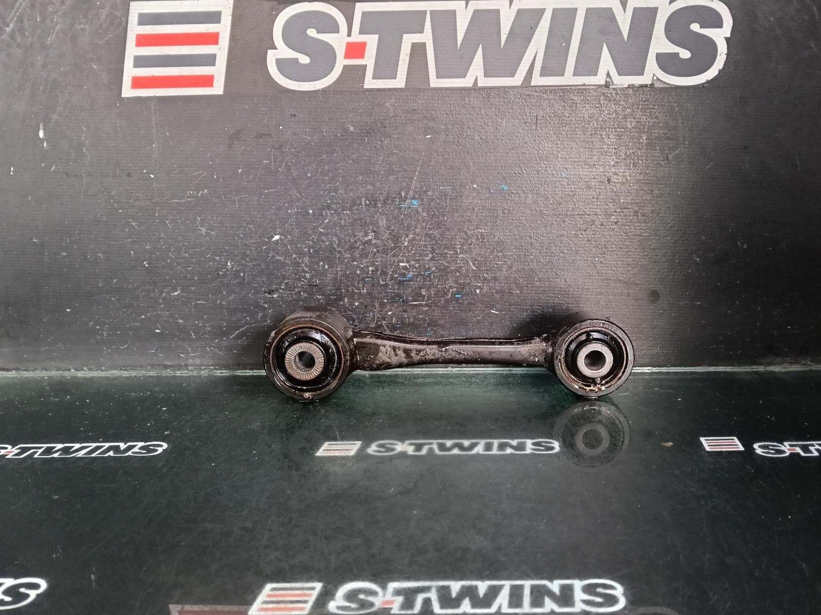 Used auto part listing image: 2018 TOYOTA KLUGER RIGHT REAR TRAILING ARM LOWER CONTROL ARM-FRONT, GSU50/GSU55, 12/13-02/21 0000430090