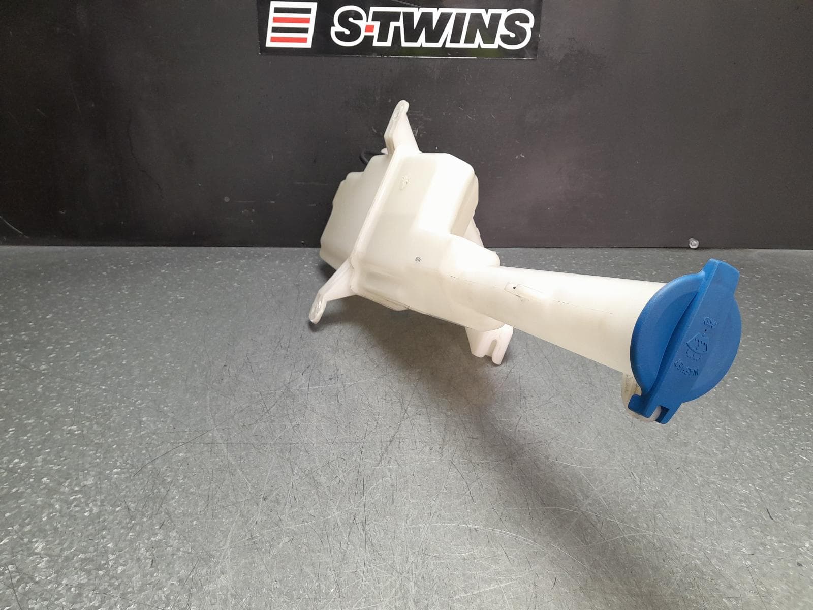 Used auto part listing image: 2019 HYUNDAI SANTA FE WASHER BOTTLE TM, 03/18-10/23 0000352352