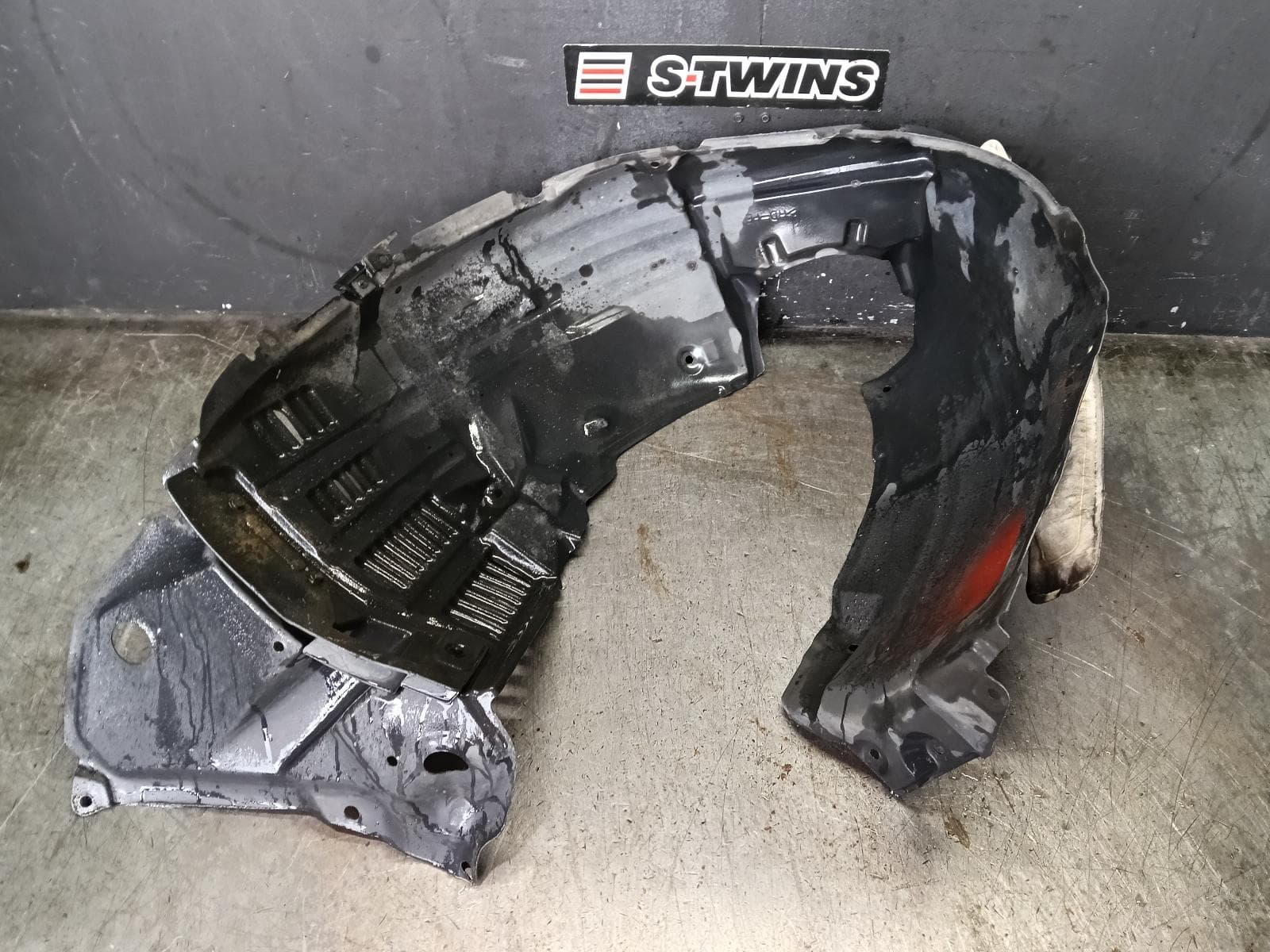 Used auto part listing image: 2018 TOYOTA KLUGER LEFT GUARD LINER GSU50/GSU55, 12/13-02/21 0000430077