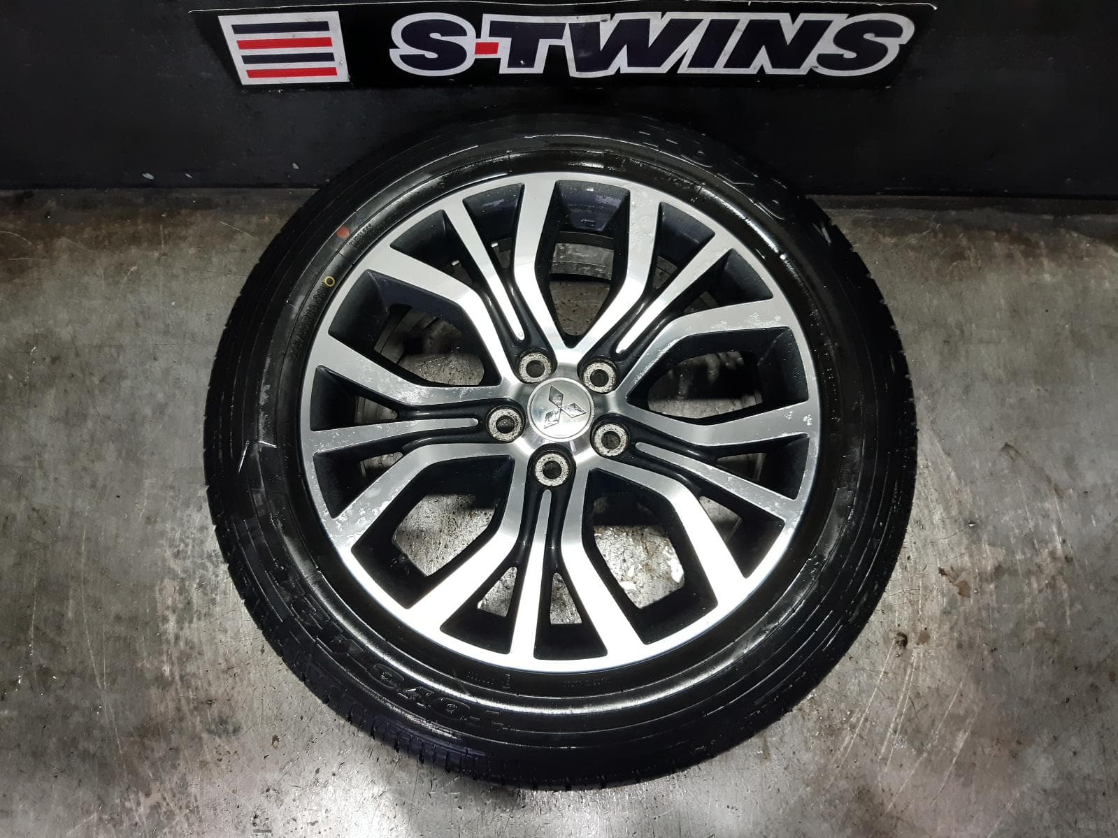 Used auto part listing image: 2016 MITSUBISHI OUTLANDER WHEEL MAG FACTORY, 18X7IN, W/ DARK ACCENTS, ZK, 01/15-03/18 0000336774