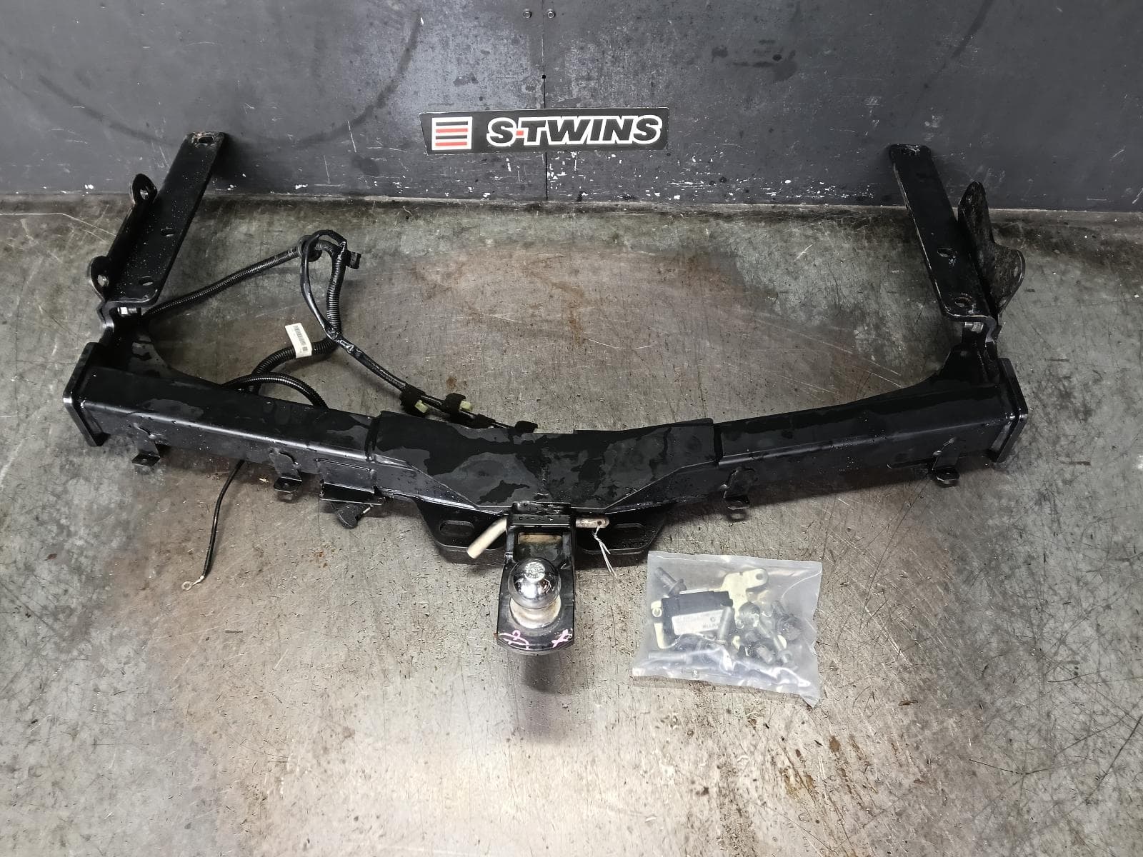 Used auto part listing image: 2018 TOYOTA KLUGER TOWBAR GSU50/GSU55, 12/13-02/21 0000430079