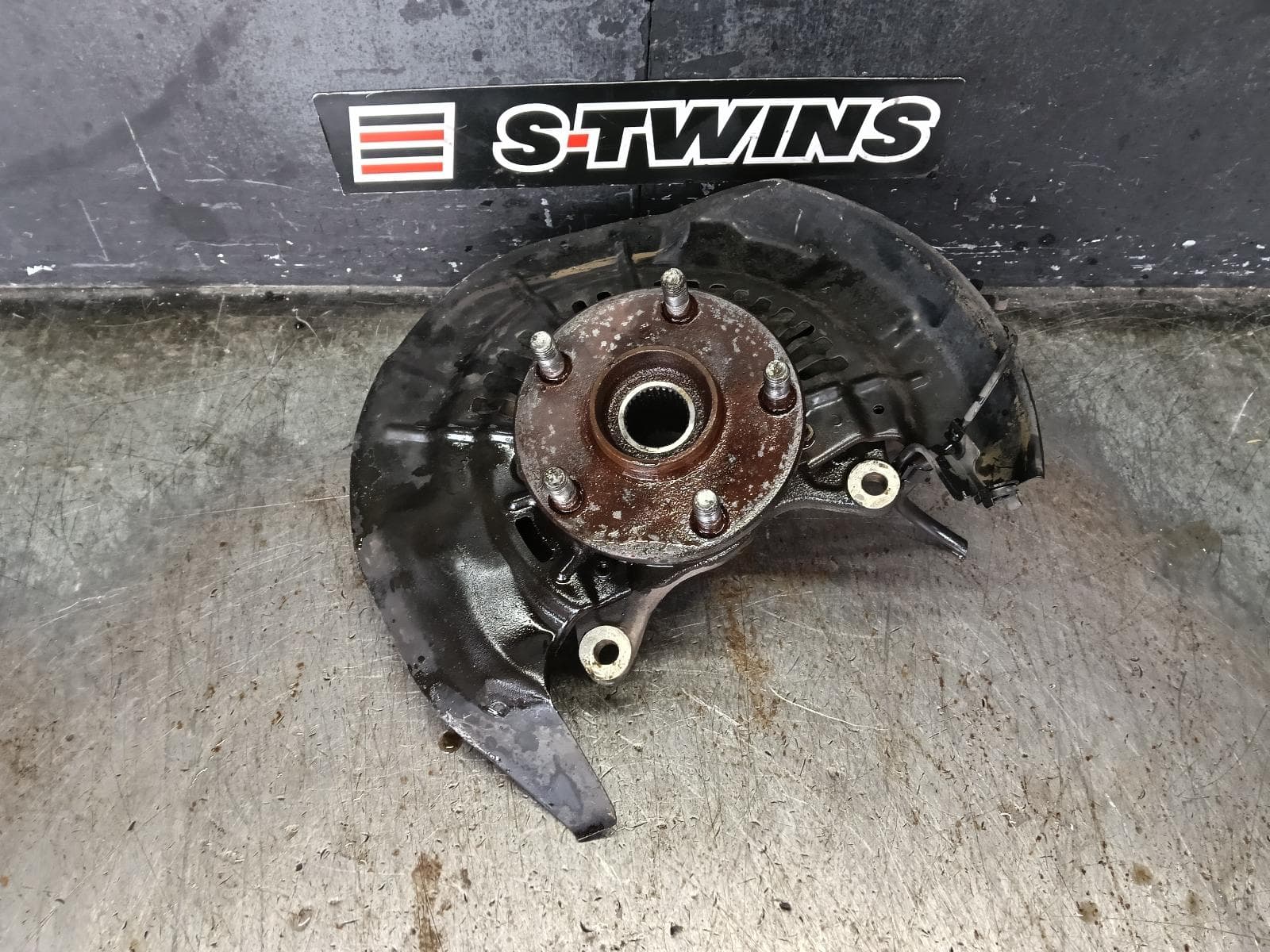 Used auto part listing image: 2018 TOYOTA KLUGER RIGHT FRONT HUB ASSEMBLY GSU50/GSU55, 12/13-02/21 0000430085