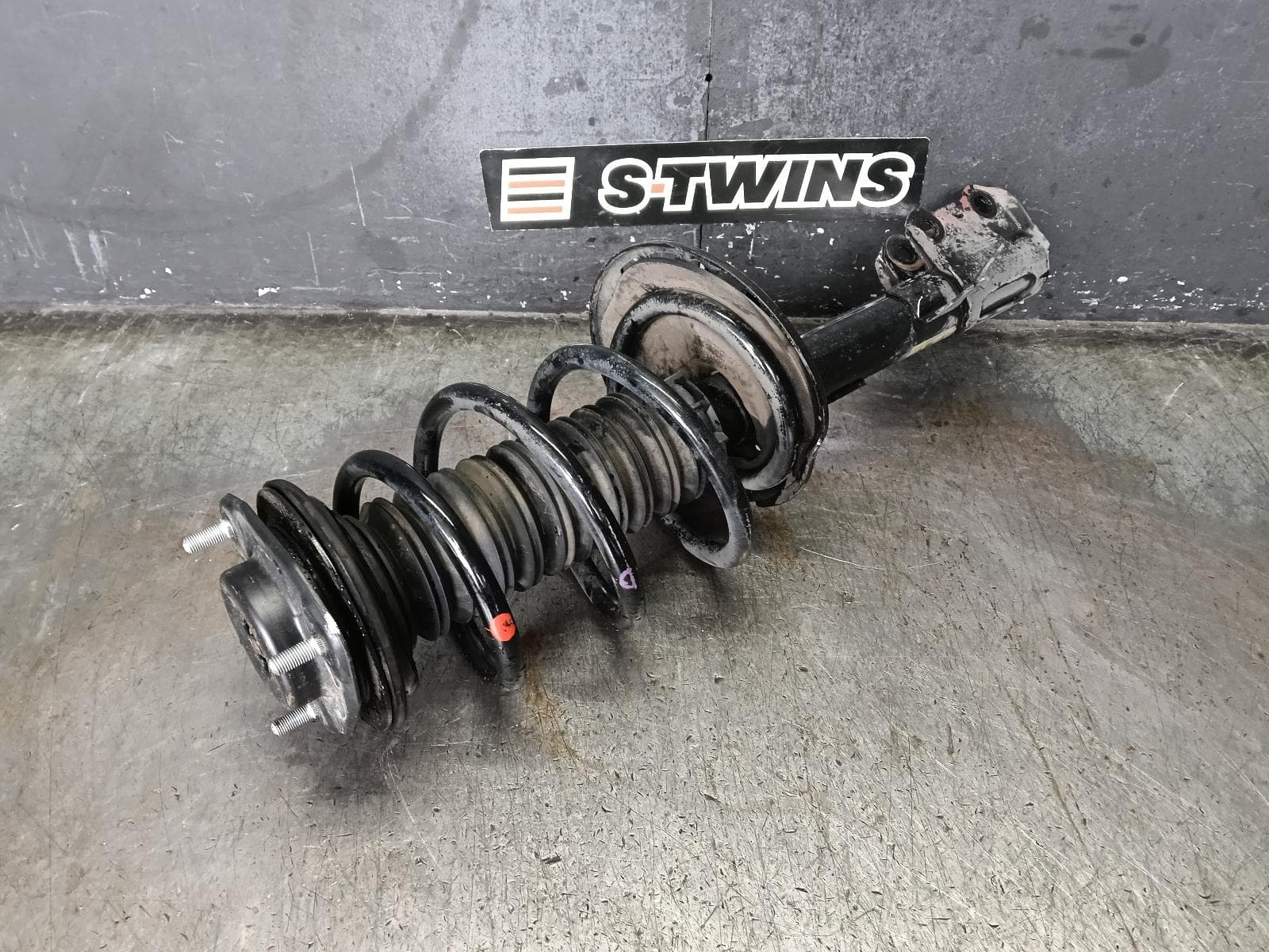 Used auto part listing image: 2018 TOYOTA KLUGER LEFT FRONT STRUT XU50 SERIES, 12/13-02/21 0000430088