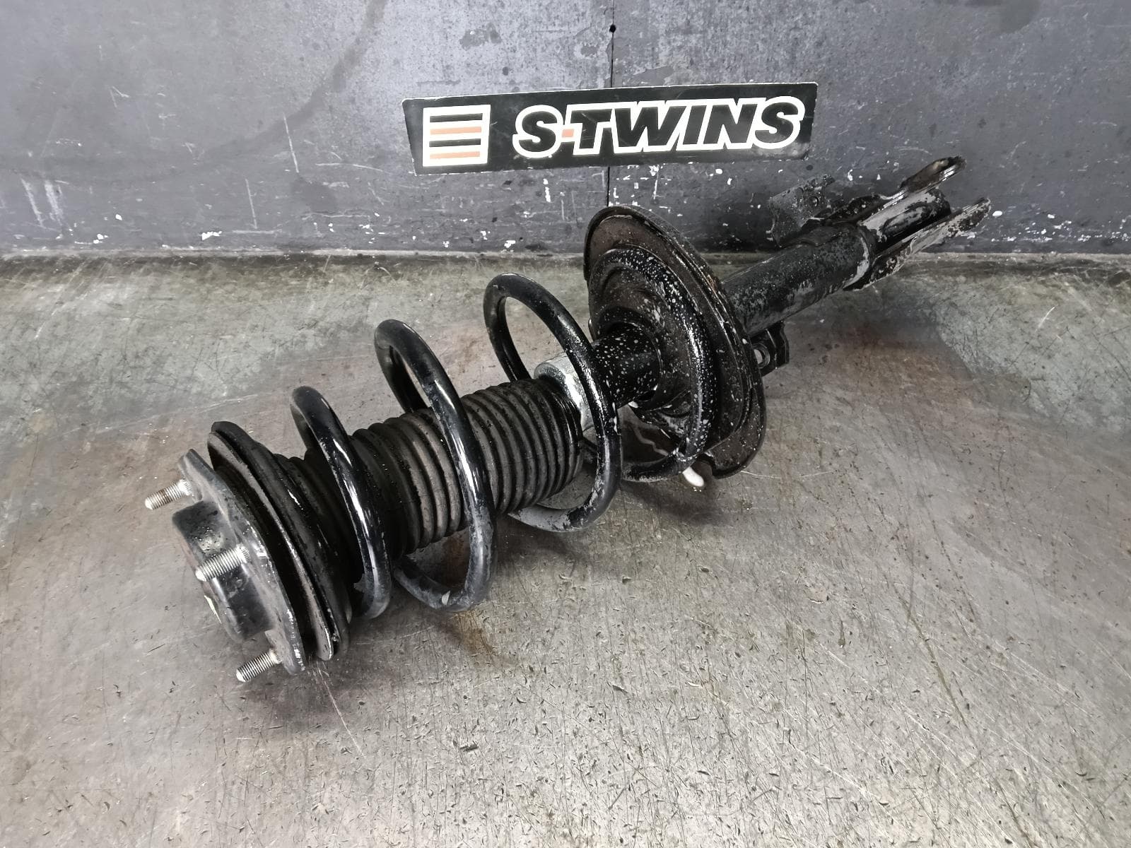 Used auto part listing image: 2018 TOYOTA KLUGER RIGHT FRONT STRUT XU50 SERIES, 12/13-02/21 0000430086