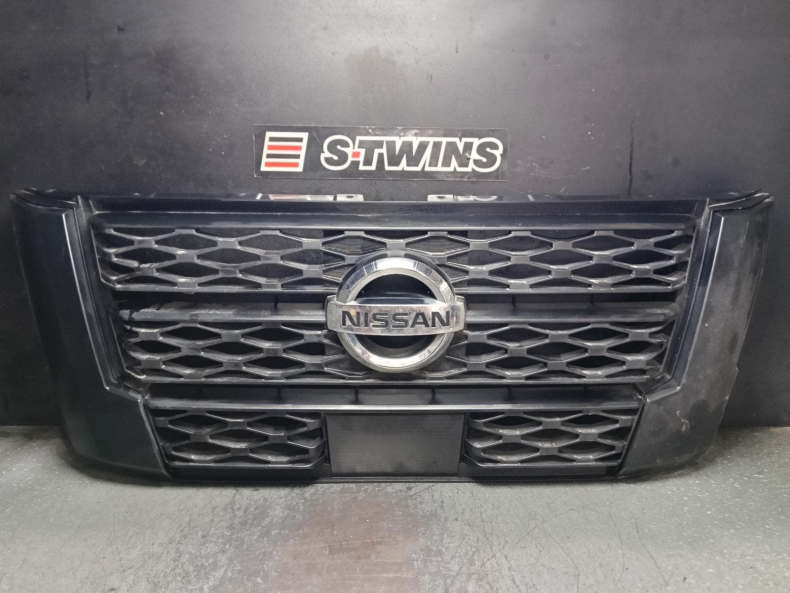 Used auto part listing image: 2023 NISSAN NAVARA GRILLE NP300, RADIATOR GRILLE, W/ BLACK MOULDING, 12/20-01/26 0000428555