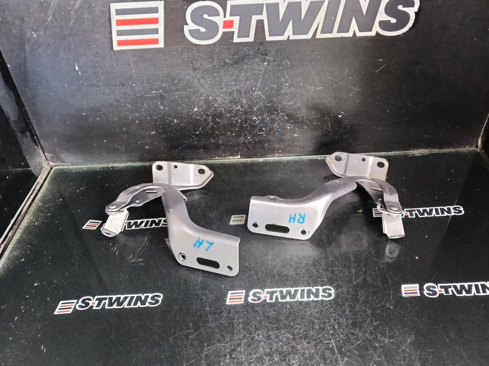 Used auto part listing image: 2018 HONDA HRV BONNET HINGE STRUT RU, HINGE (PAIR), 12/14-10/21
