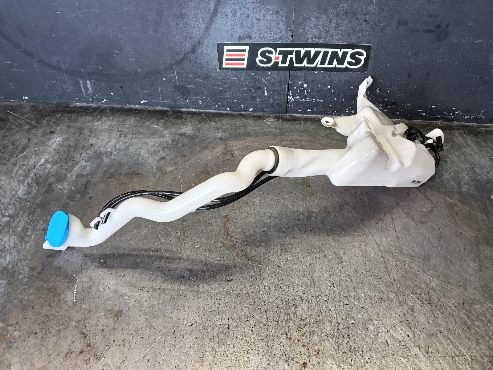 Used auto part listing image: 2019 HONDA CIVIC WASHER BOTTLE 10TH GEN, SEDAN/HATCH, VTi/VTi-S/VTi-L/RS/VTi-LX, 05/16-08/21