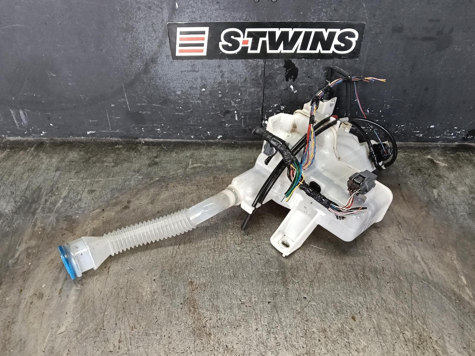 Used auto part listing image: 2017 MAZDA CX5 WASHER BOTTLE KF, NON H/LAMP WASHER TYPE, 02/17-03/26