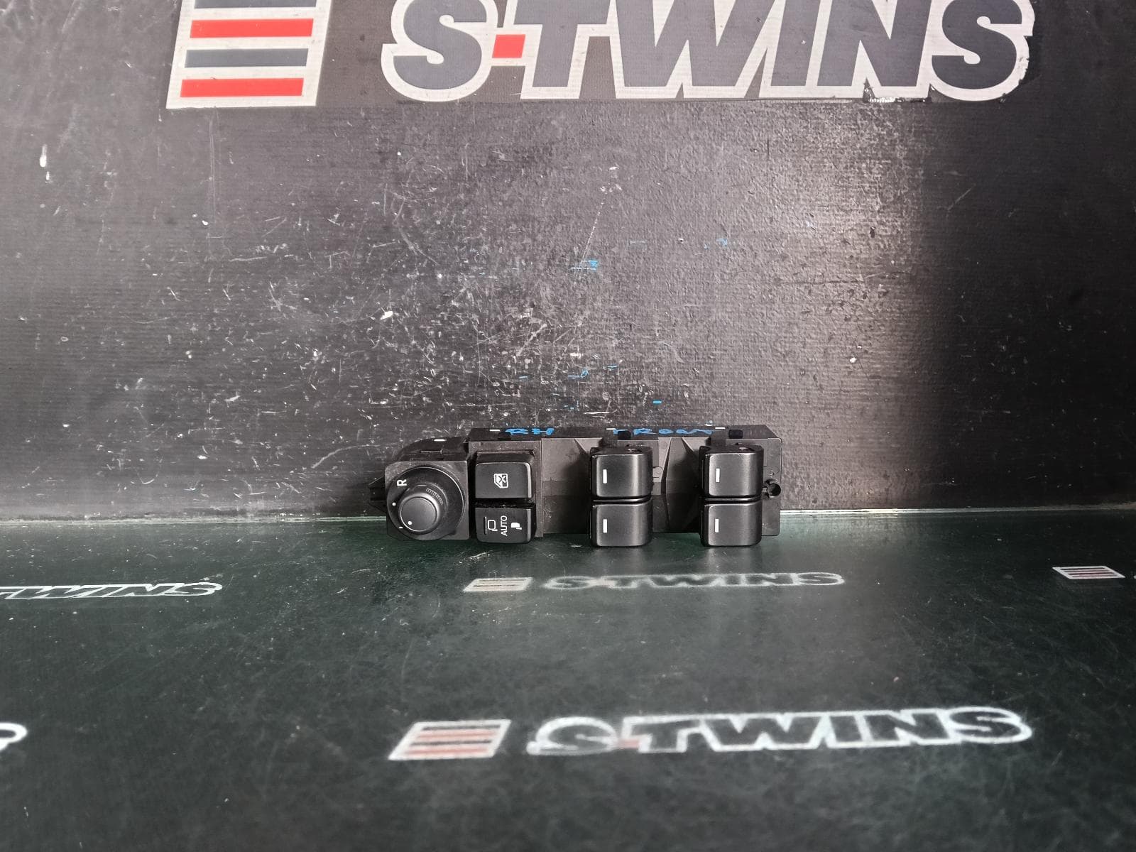 Used auto part listing image: 2017 MAZDA CX5 PWR DR WIND SWITCH RH FRONT (MASTER SWITCH), W/ AUTO FOLD TYPE, NON CHROME INSERT, KF, 02/17-03/26