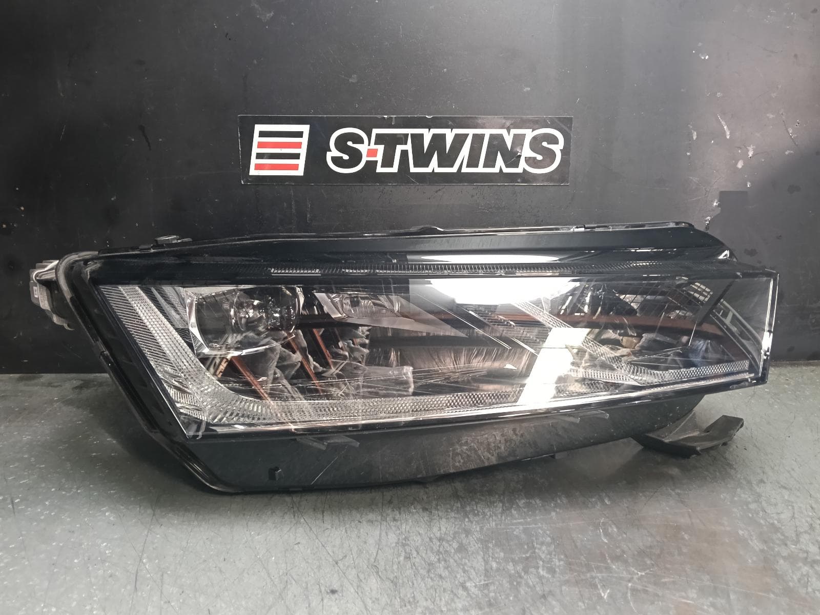 Used auto part listing image: 2023 SKODA OCTAVIA RIGHT HEADLAMP NX, W/ MATRIX LED TYPE, 10/20-05/24 0000427209