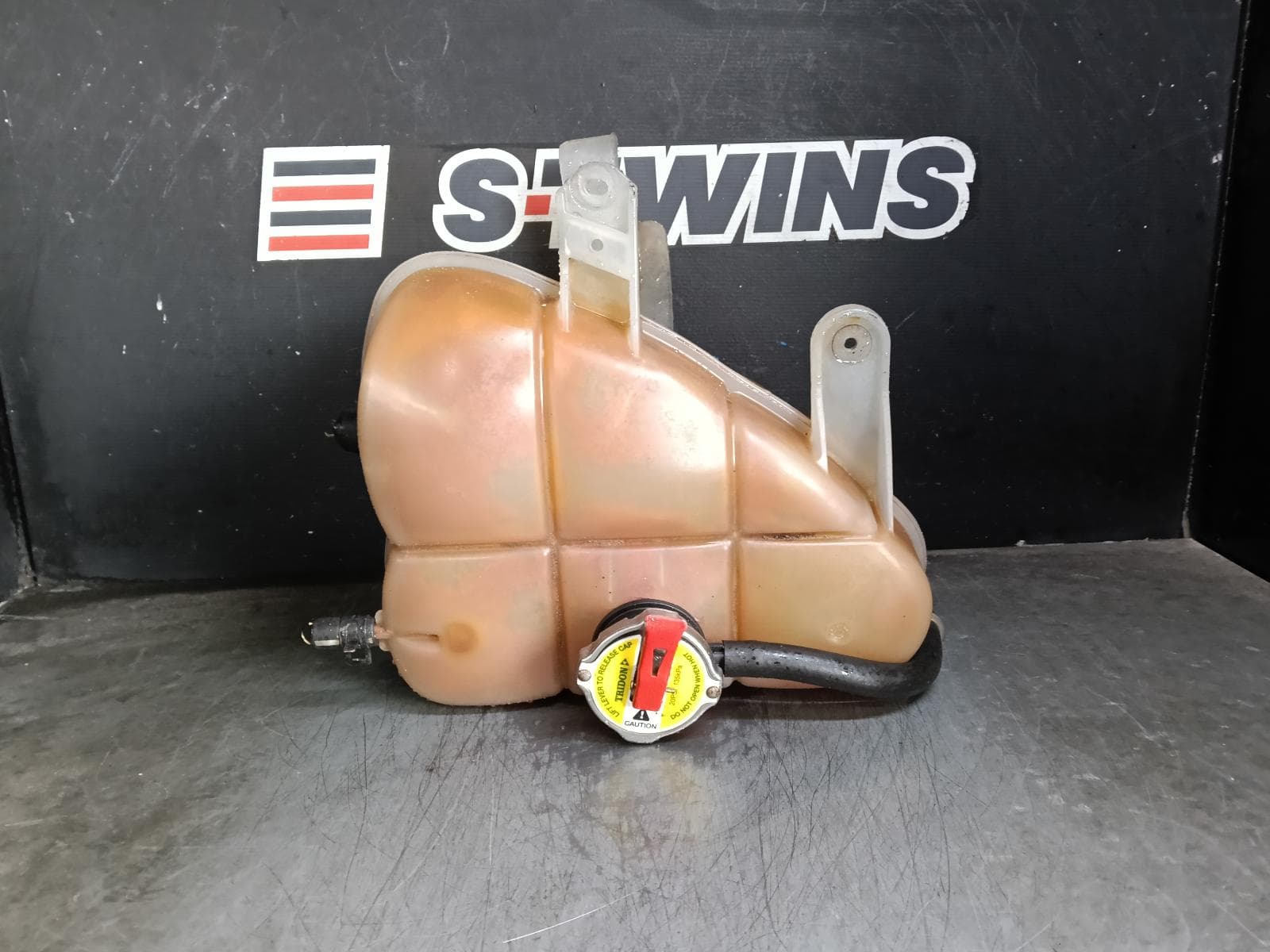 Used auto part listing image: 2016 JEEP GRANDCHEROKEE OVERFLOW BOTTLE WK, DIESEL, 3.0, NON BLACK TOP TYPE, EXPANSION TANK, 10/10-02/22 0000430173