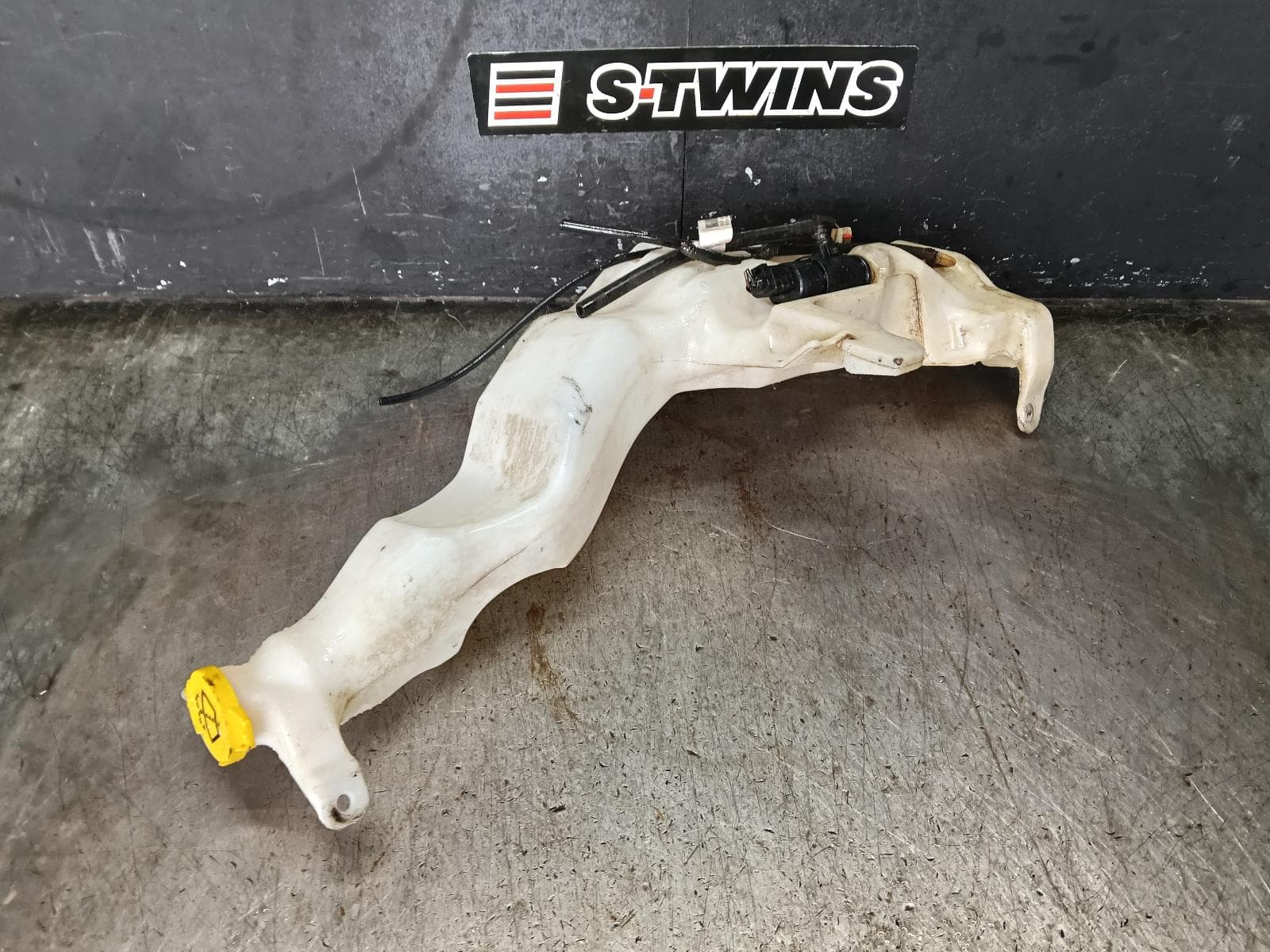 Used auto part listing image: 2016 JEEP GRANDCHEROKEE WASHER BOTTLE WK, W/ HEADLAMP WASHER TYPE, 10/10-02/22 0000430174