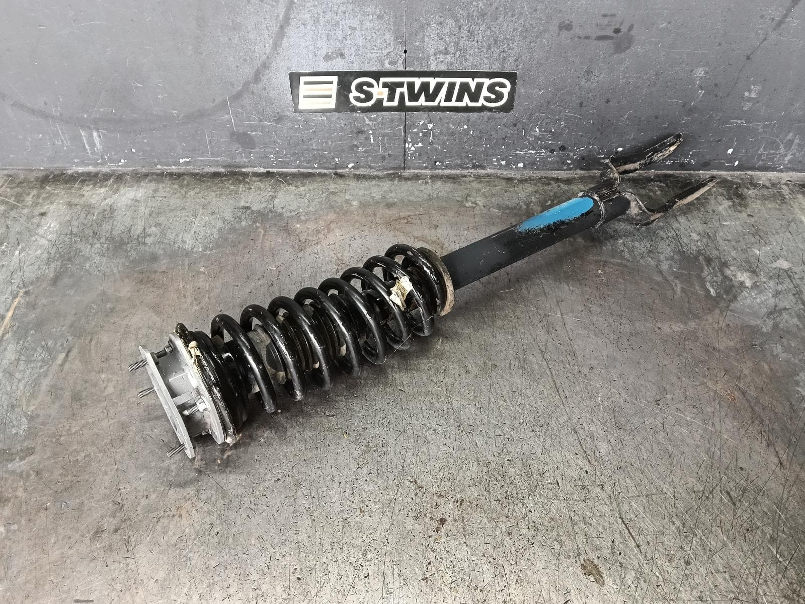 Used auto part listing image: 2016 JEEP GRANDCHEROKEE RIGHT FRONT STRUT WK, STANDARD TYPE, 4WD, 10/10-09/16 0000430186