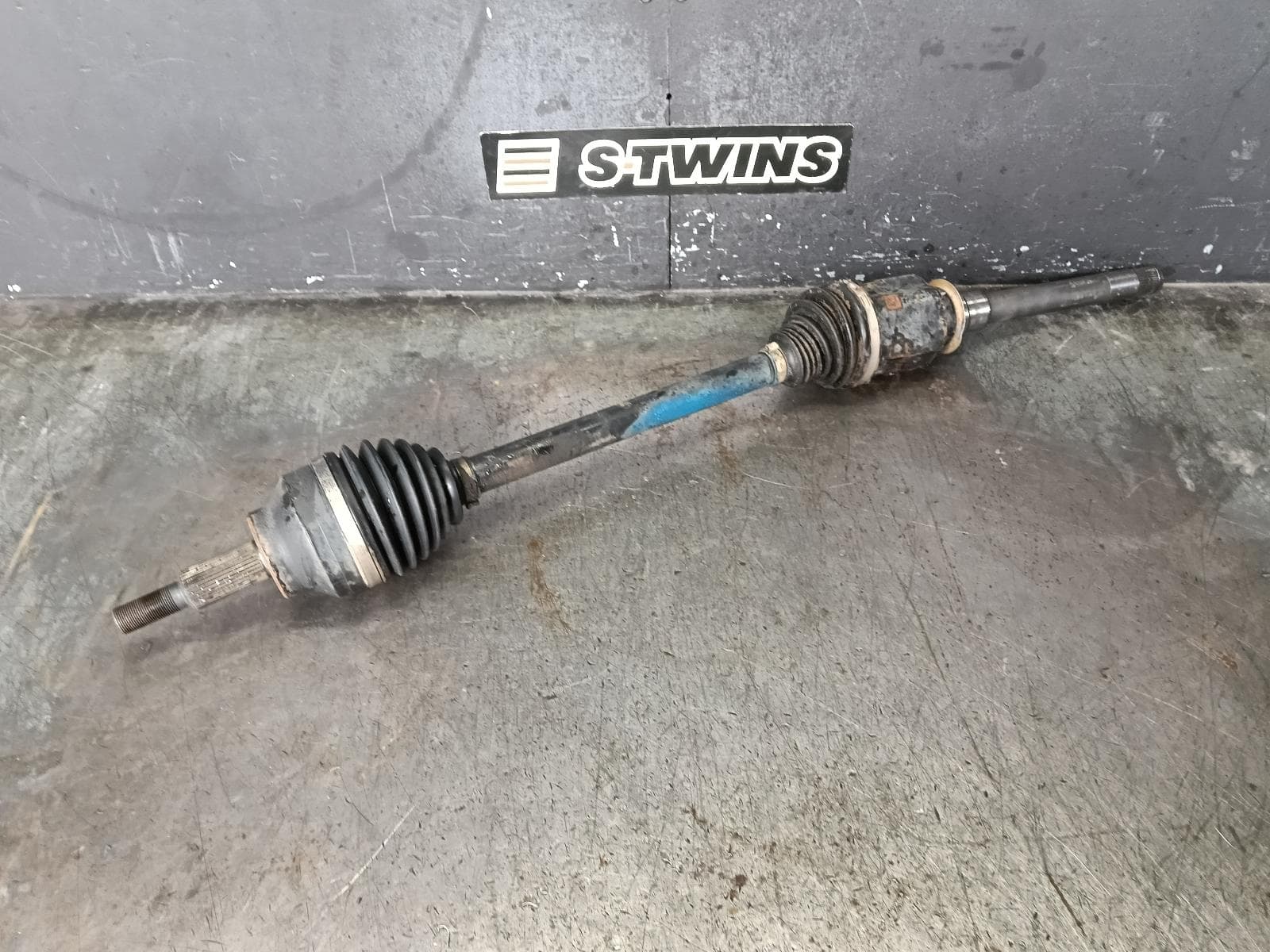Used auto part listing image: 2016 JEEP GRANDCHEROKEE RIGHT DRIVESHAFT FRONT, WK, DIESEL, 04/13-02/22 0000430188