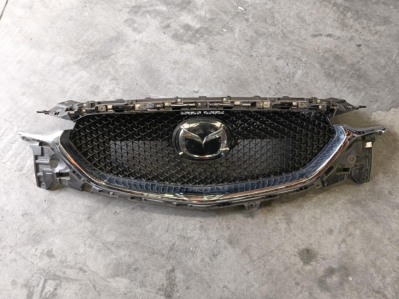 Used auto part listing image: 2019 MAZDA CX5 GRILLE RADIATOR GRILLE, W/ RADAR CRUISE CONTROL, CAMERA TYPE, KF, 02/17-08/21 0000357185