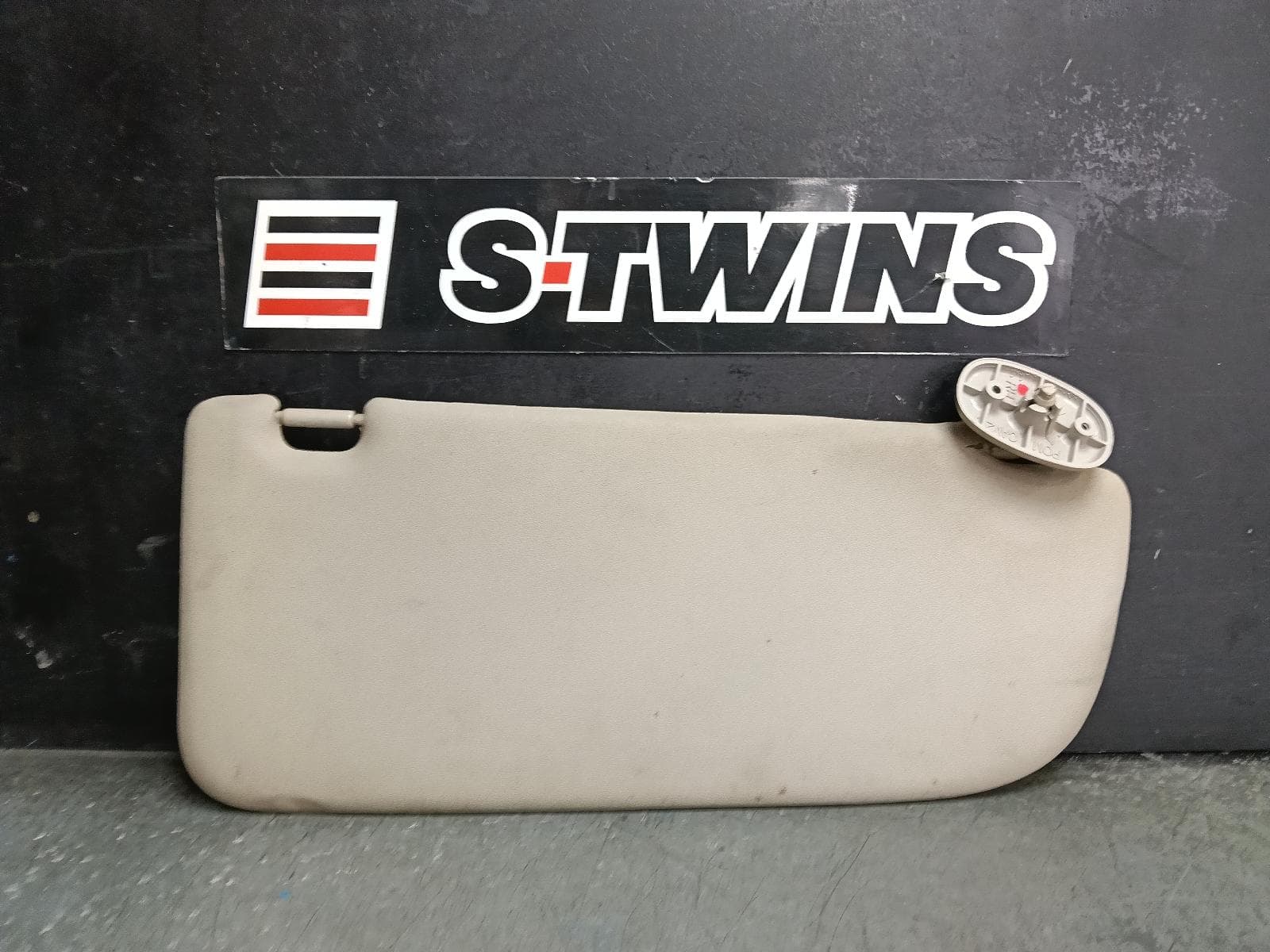 Used auto part listing image: 2017 ISUZU DMAX SUNVISOR RC, RH SIDE, 05/12-06/20 0000430288