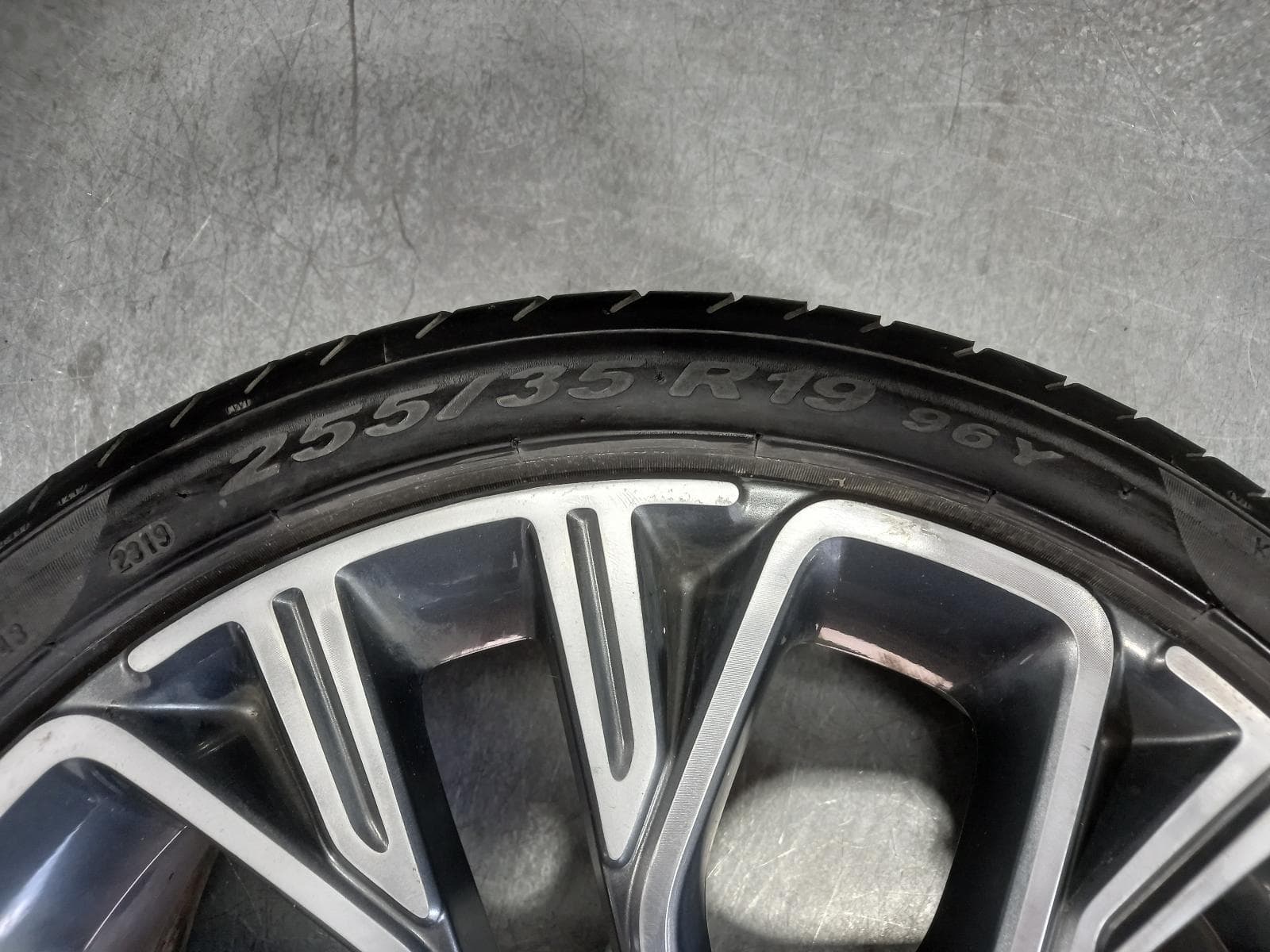 Used auto part listing image: 2019 KIA STINGER WHEEL MAG FACTORY, 19X8IN, 5 V SPOKE, CK, 06/17-12/20 0000301012
