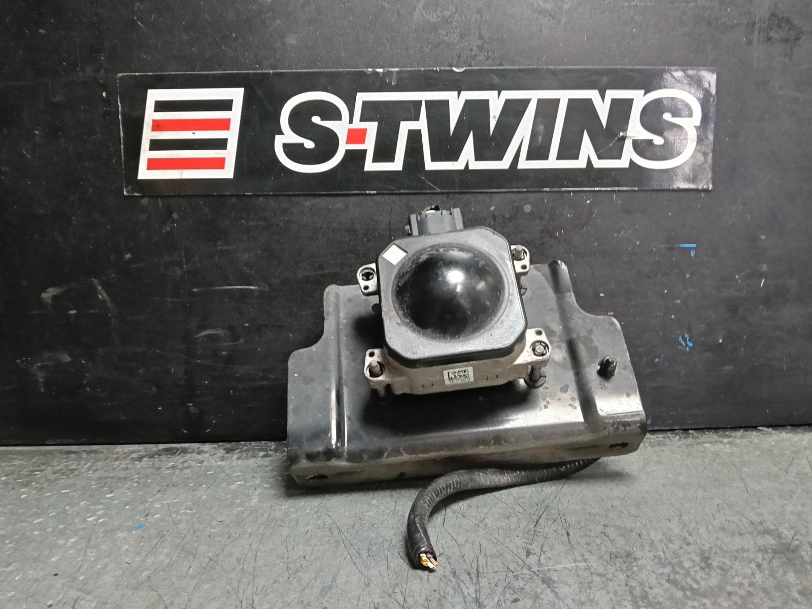 Used auto part listing image: 2014 JEEP GRANDCHEROKEE REVERSE CAMERA FRONT RADAR SENSOR (GRILLE MOUNTED), WK, 04/13-02/22 0000430356