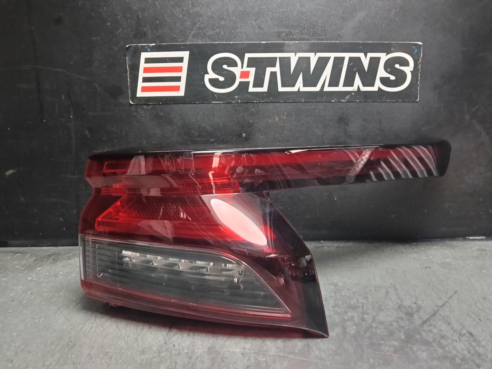 Used auto part listing image: 2024 NISSAN QASHQAI RIGHT TAILLIGHT J12, IN BODY, W/ LED, NON SIGNATURE TYPE, 05/22-06/24 0000408039