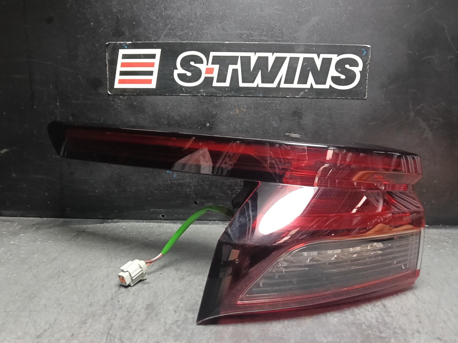 Used auto part listing image: 2024 NISSAN QASHQAI LEFT TAILLIGHT J12, IN BODY, W/ LED, NON SIGNATURE TYPE, 05/22-06/24 0000408040