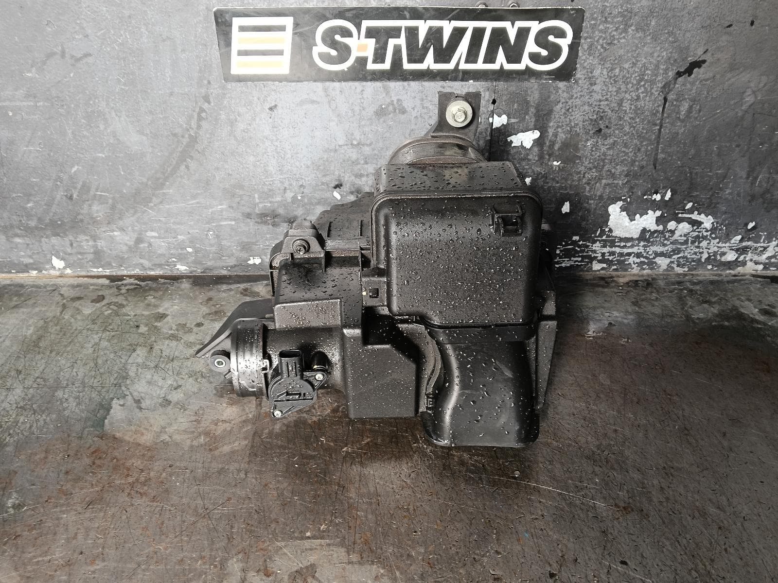 Used auto part listing image: 2020 HONDA CRV AIR CLEANER BOX AIR CLEANER, RW, 1.5, PETROL, 05/17-08/23 0000406474