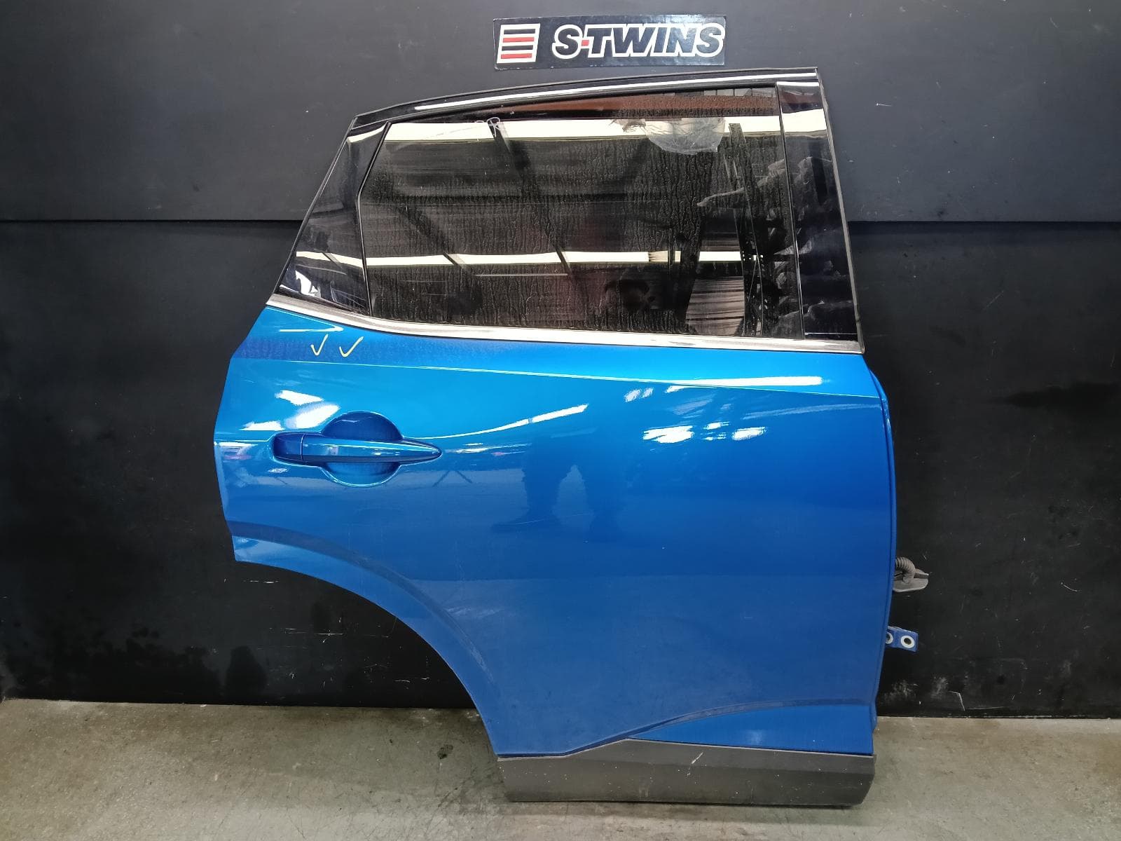 Used auto part listing image: 2024 NISSAN QASHQAI RIGHT REAR DOOR SLIDING J12, 05/22- 0000408011