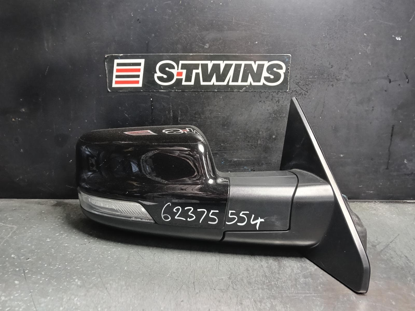 Used auto part listing image: 2022 RAM 1500 RIGHT DOOR MIRROR DS, COLOUR CODED, POWER FOLD, HEATED TYPE, 11/17-12/23 0000422745
