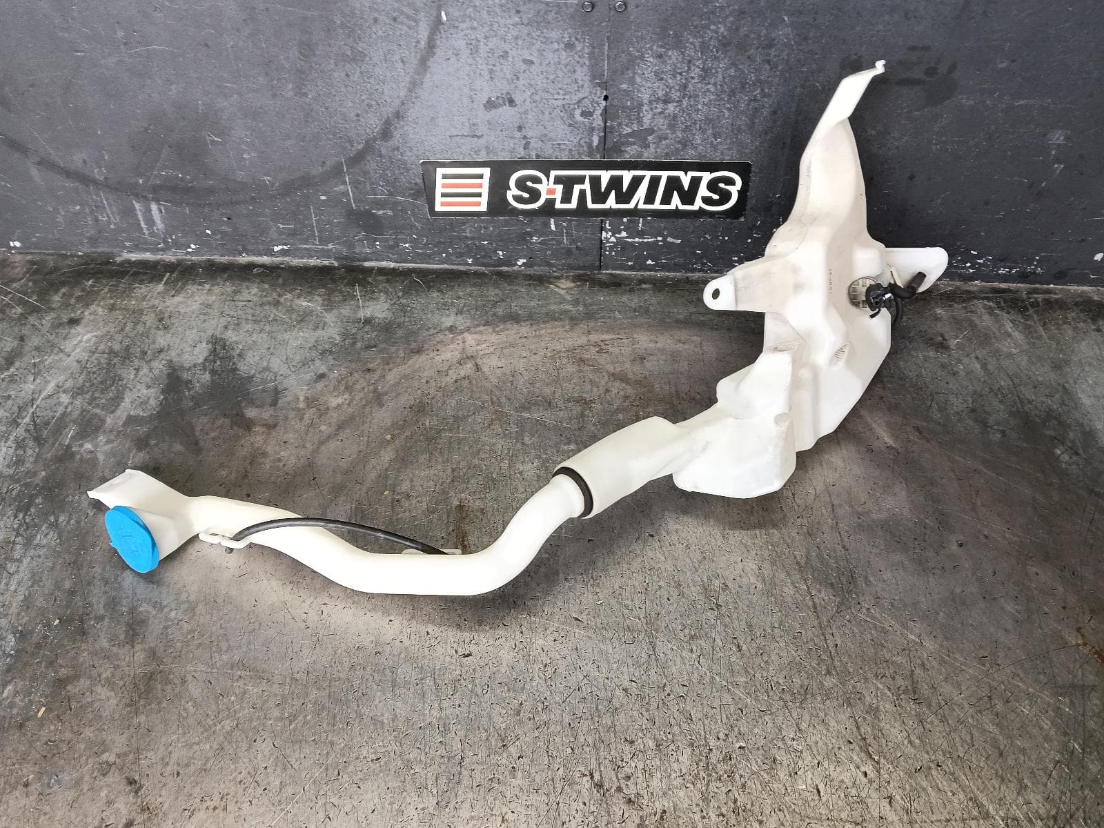 Used auto part listing image: 2018 HONDA CIVIC WASHER BOTTLE 10TH GEN, SEDAN/HATCH, VTi/VTi-S/VTi-L/RS/VTi-LX, 05/16-08/21