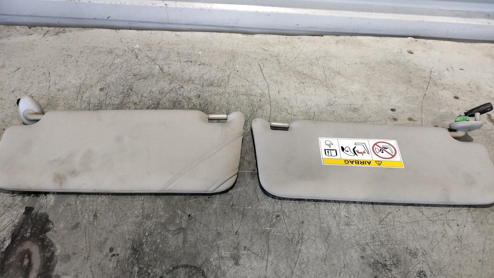 Used auto part listing image: 2018 HONDA CIVIC SUNVISOR 10TH GEN, PAIR, LIGHT GREY, CLOTH, 05/16-08/21 0000415015