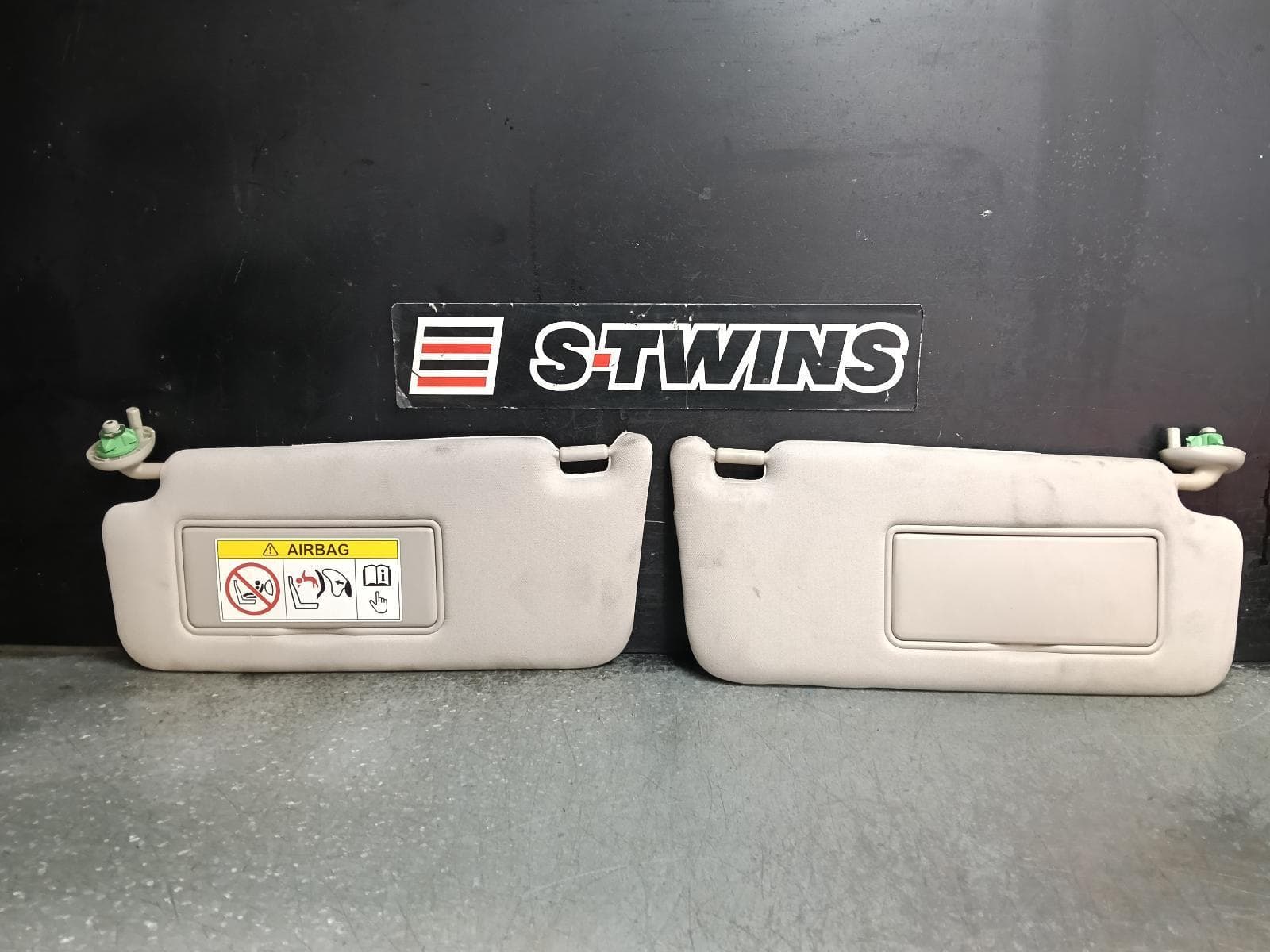 Used auto part listing image: 2017 HONDA CIVIC SUNVISOR 10TH GEN, PAIR, LIGHT GREY, CLOTH, 05/16-08/21 0000426093