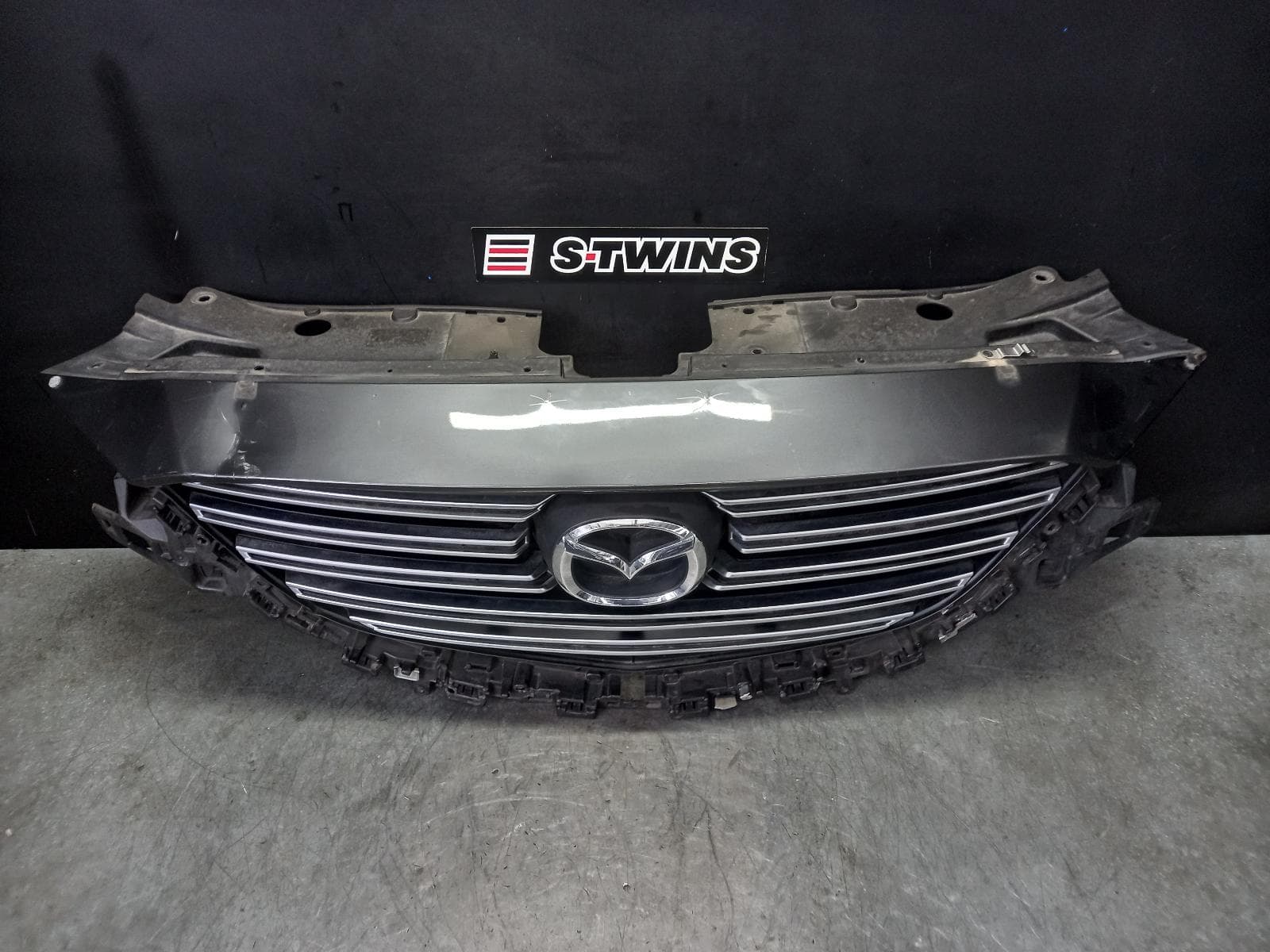 Used auto part listing image: 2016 MAZDA CX9 GRILLE RADIATOR GRILLE, TC, STRIP TYPE, SILVER, NON CAMERA TYPE, 07/16-12/24 0000334379
