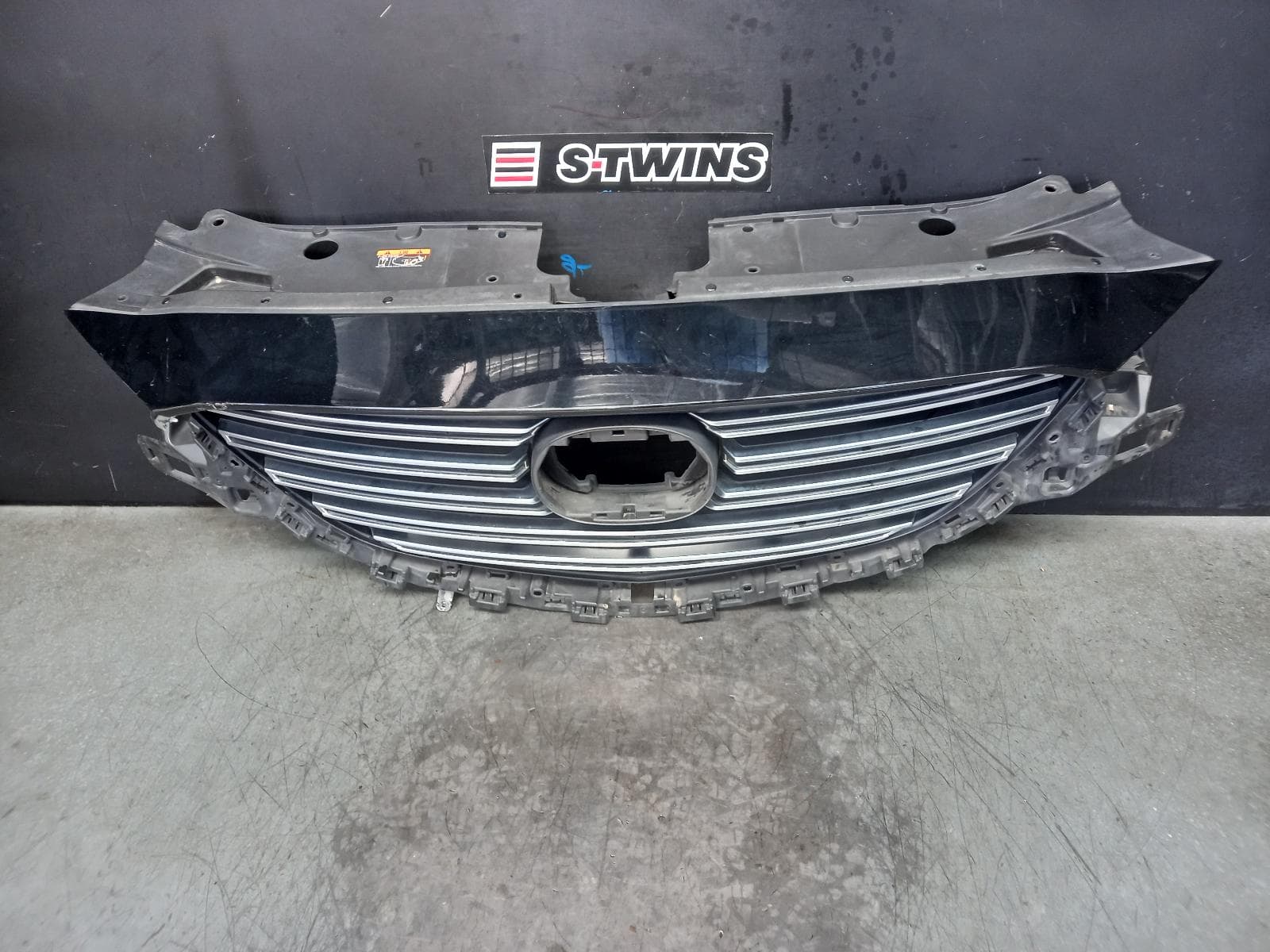 Used auto part listing image: 2016 MAZDA CX9 GRILLE RADIATOR GRILLE, TC, STRIP TYPE, SILVER, NON CAMERA TYPE, 07/16-12/24 0000365269