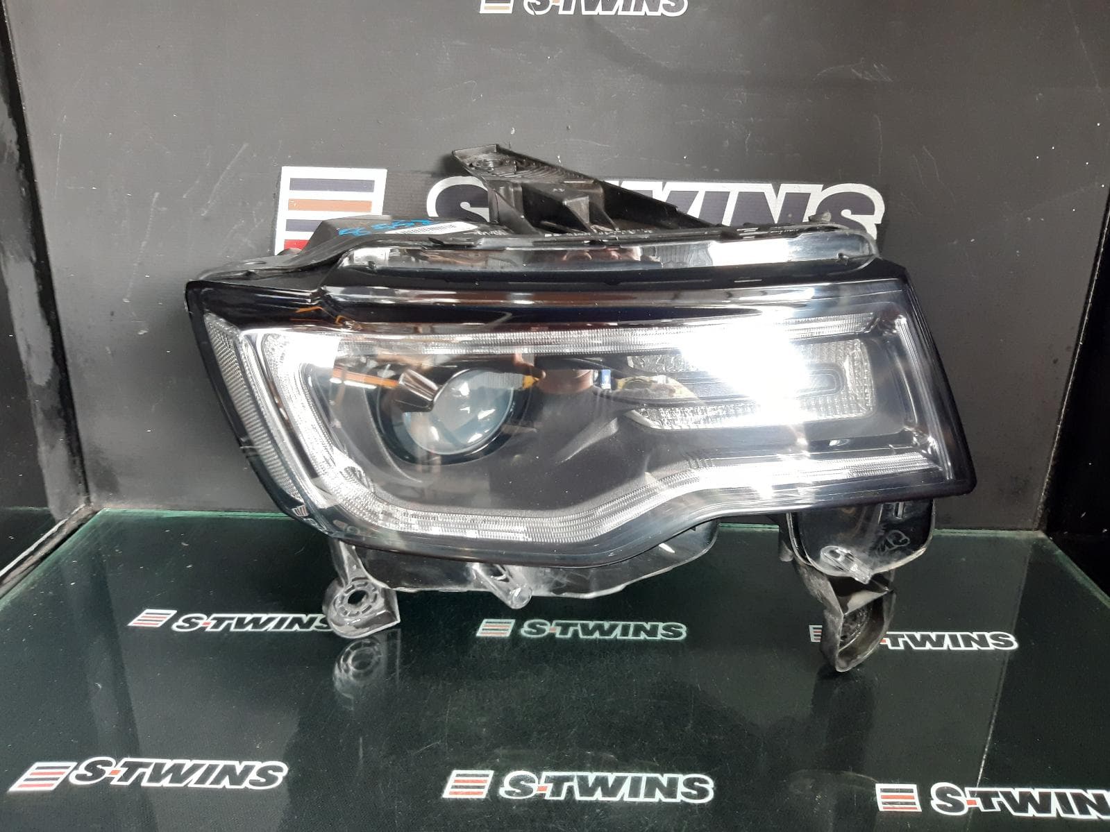 Used auto part listing image: 2017 JEEP GRANDCHEROKEE RIGHT HEADLAMP WK, LAREDO/LIMITED/OVERLAND/TRAILHAWK/25TH ANNIV/BLACKHAWK, XENON, NON ADAPTIVE TYPE, 09/16-02/22 0000330301