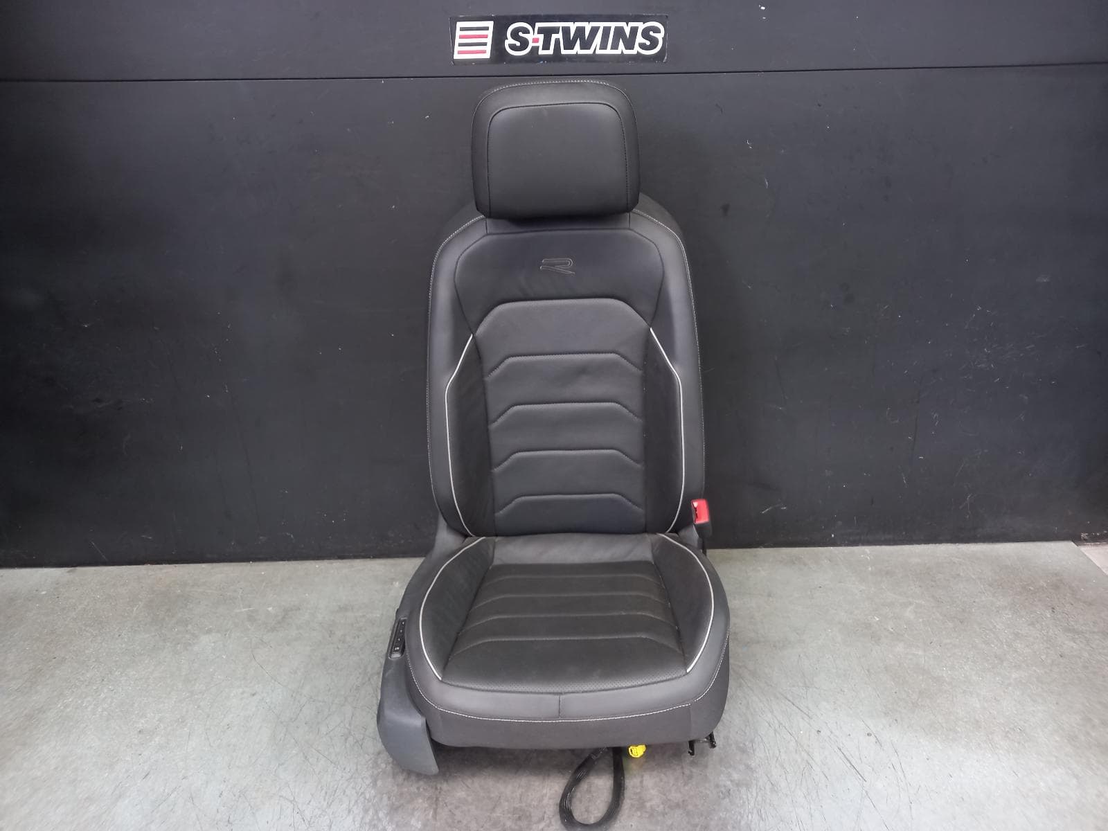 Used auto part listing image: 2023 VOLKSWAGEN TIGUAN FRONT SEAT RH FRONT, LEATHER, R-LINE, 5NA, 06/21-02/24 0000389521