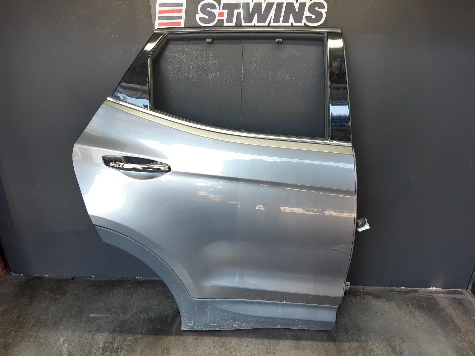 Used auto part listing image: 2012 HYUNDAI SANTA FE RIGHT REAR DOOR SLIDING DM, 06/12-02/18 0000357312