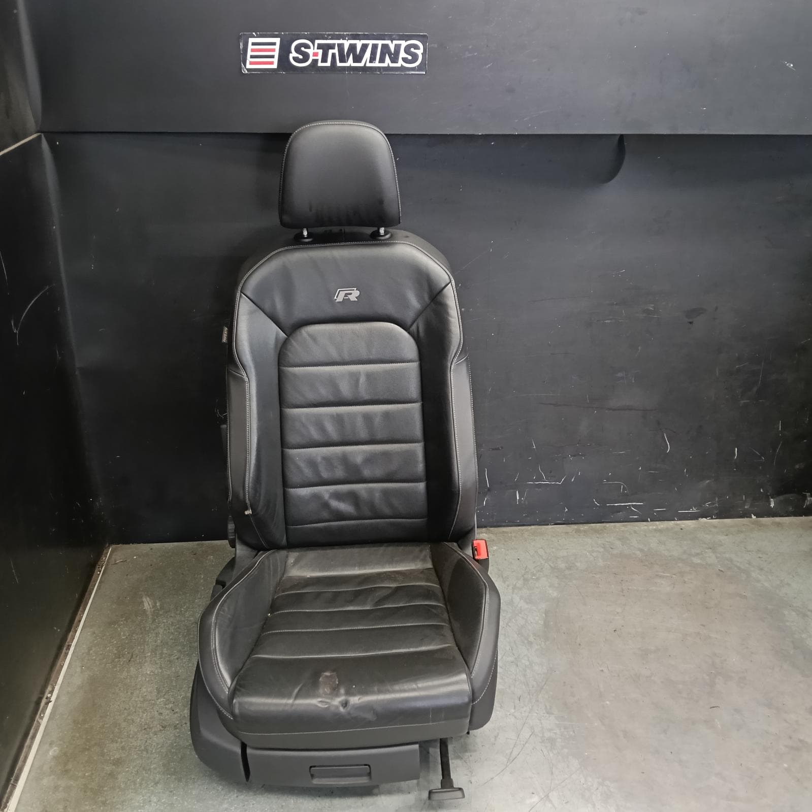 Used auto part listing image: 2017 VOLKSWAGEN GOLF FRONT SEAT RH FRONT, GEN 7, LEATHER, R, 02/17-08/20